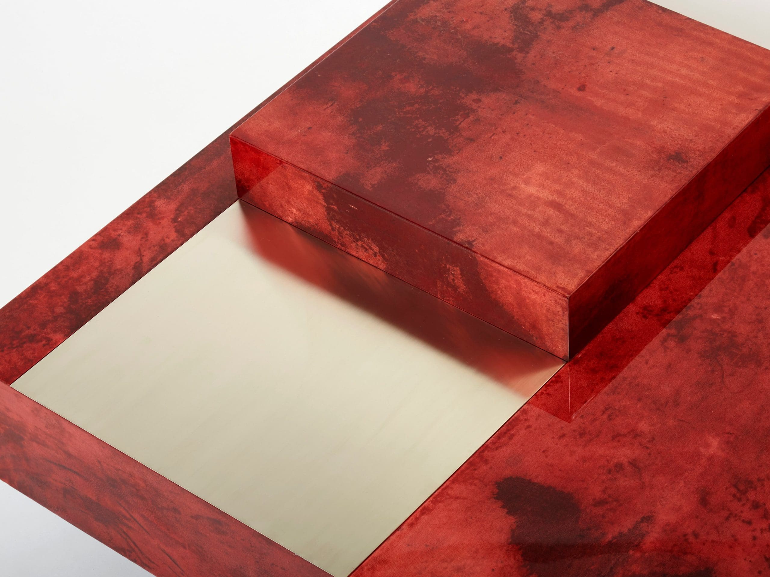 Table basse Aldo Tura en parchemin de chèvre rouge cerise et acier, années 1960
