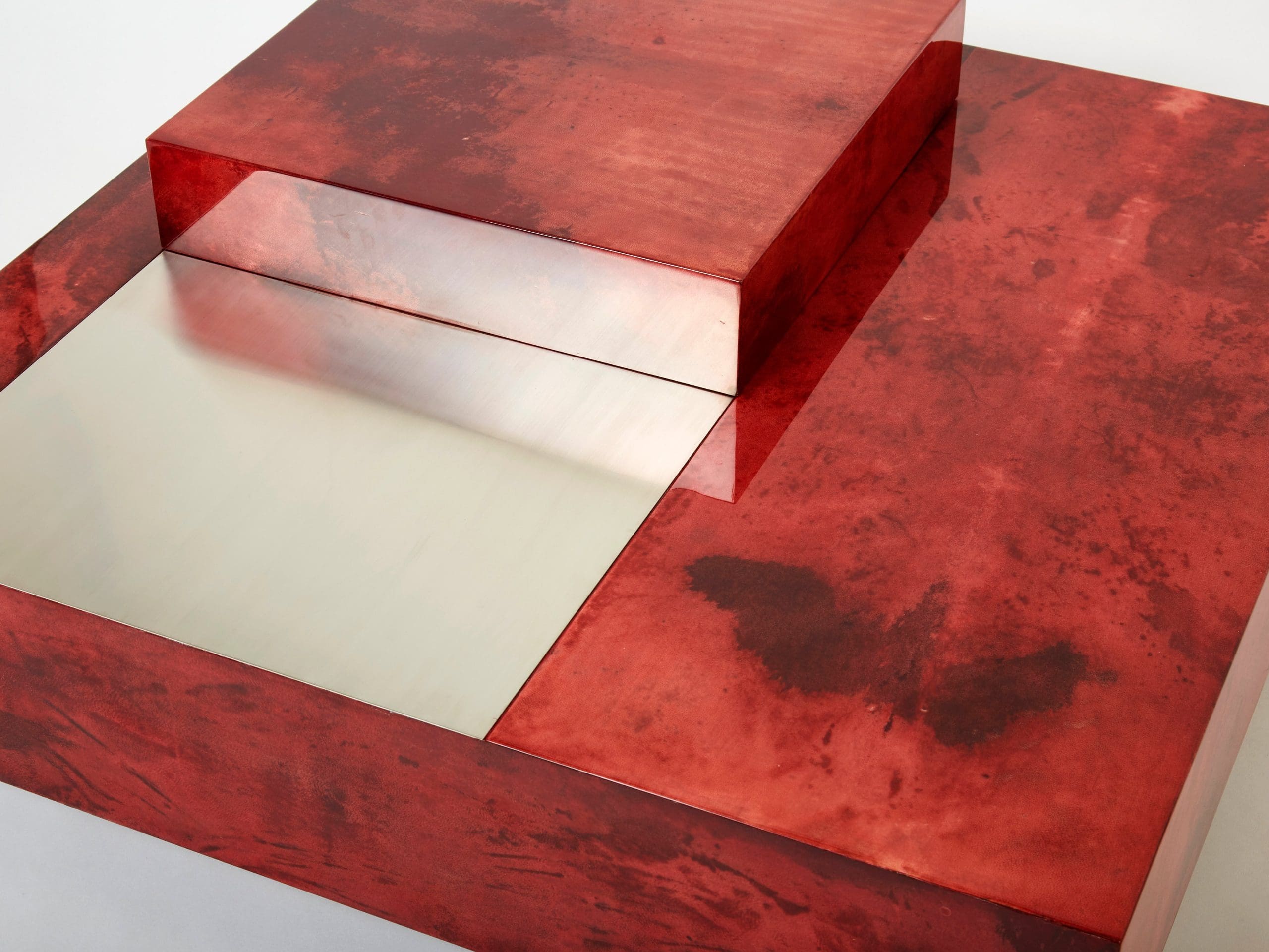 Table basse Aldo Tura en parchemin de chèvre rouge cerise et acier, années 1960