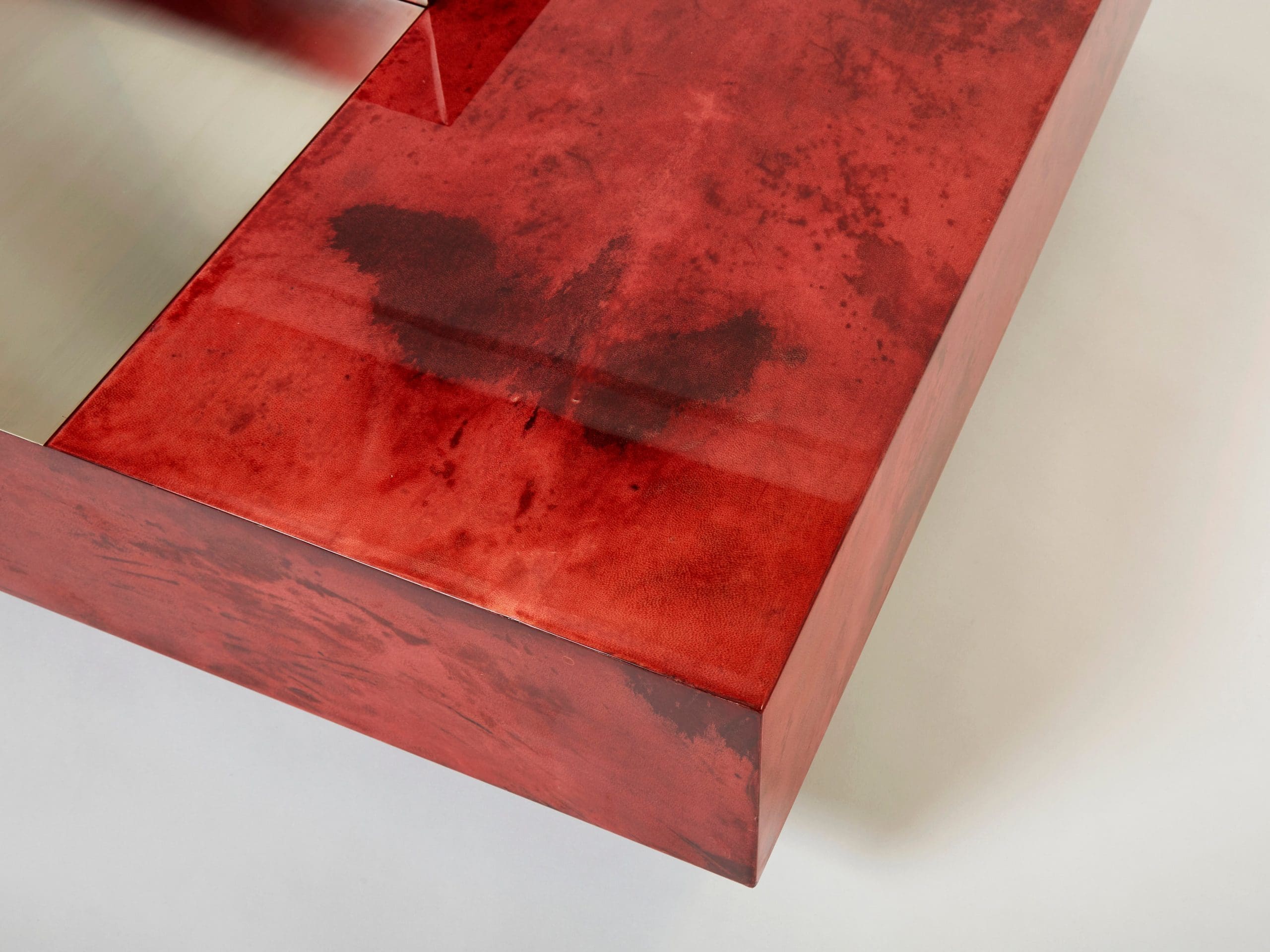 Table basse Aldo Tura en parchemin de chèvre rouge cerise et acier, années 1960