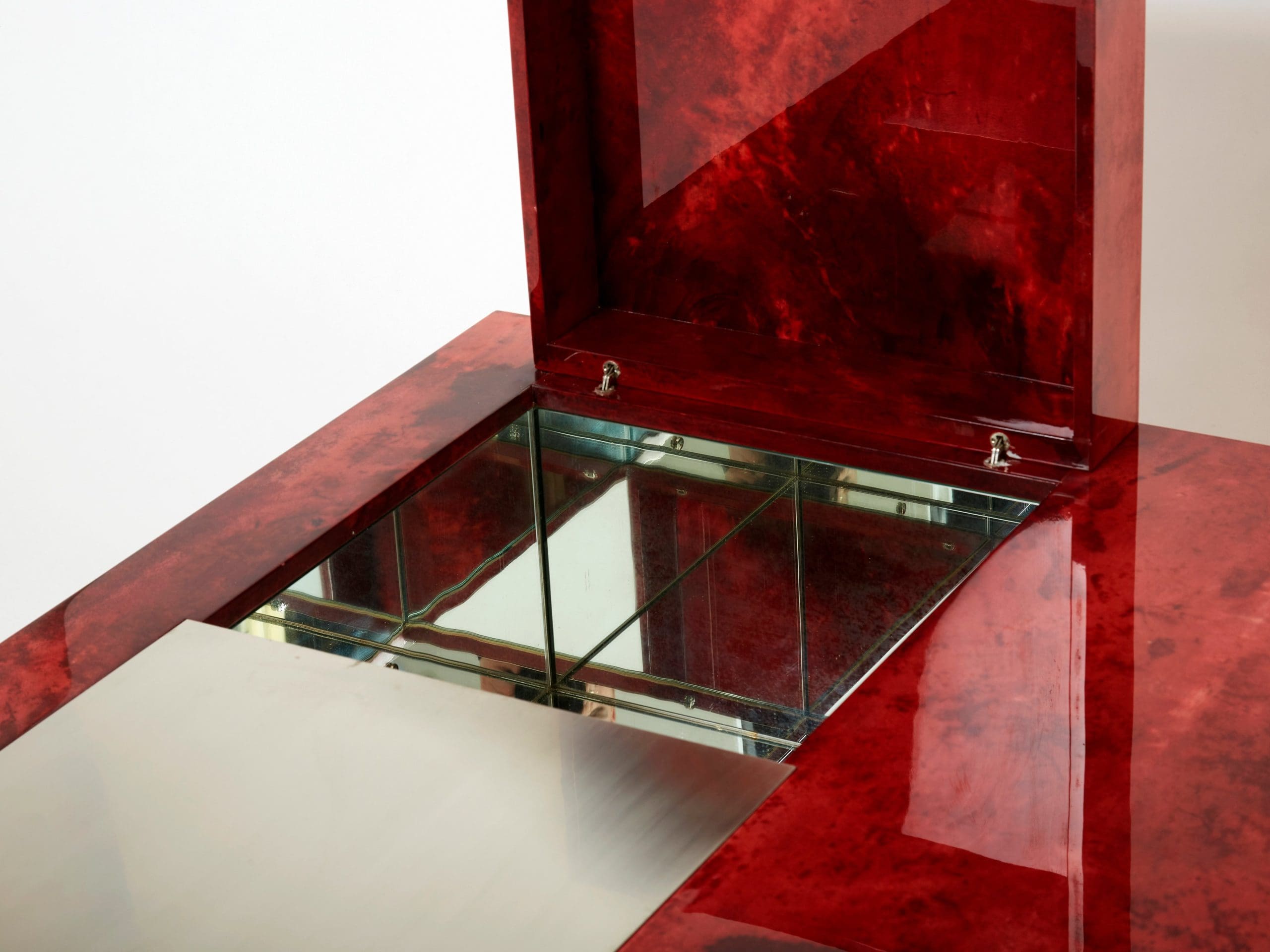 Table basse Aldo Tura en parchemin de chèvre rouge cerise et acier, années 1960