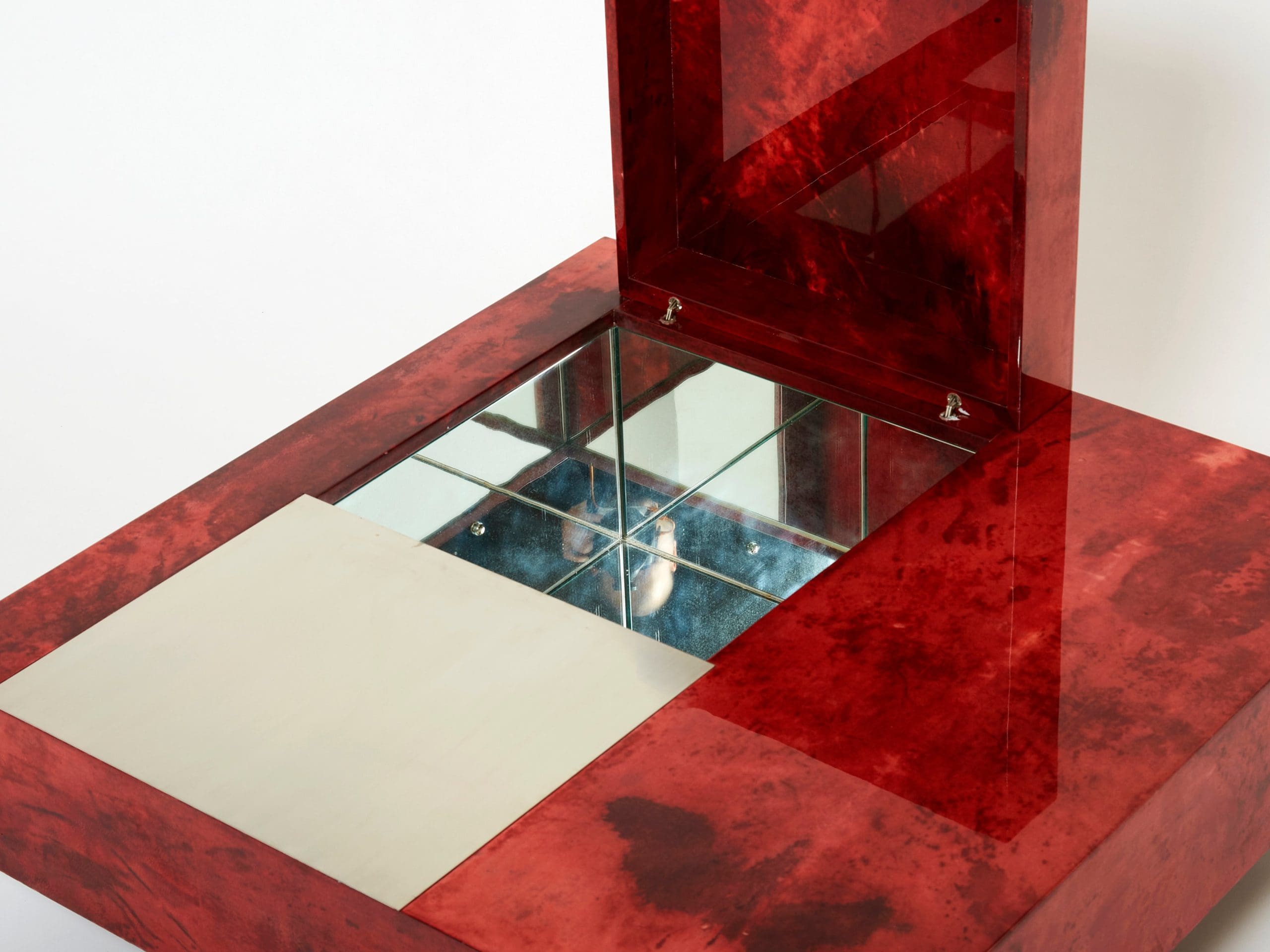 Table basse Aldo Tura en parchemin de chèvre rouge cerise et acier, années 1960