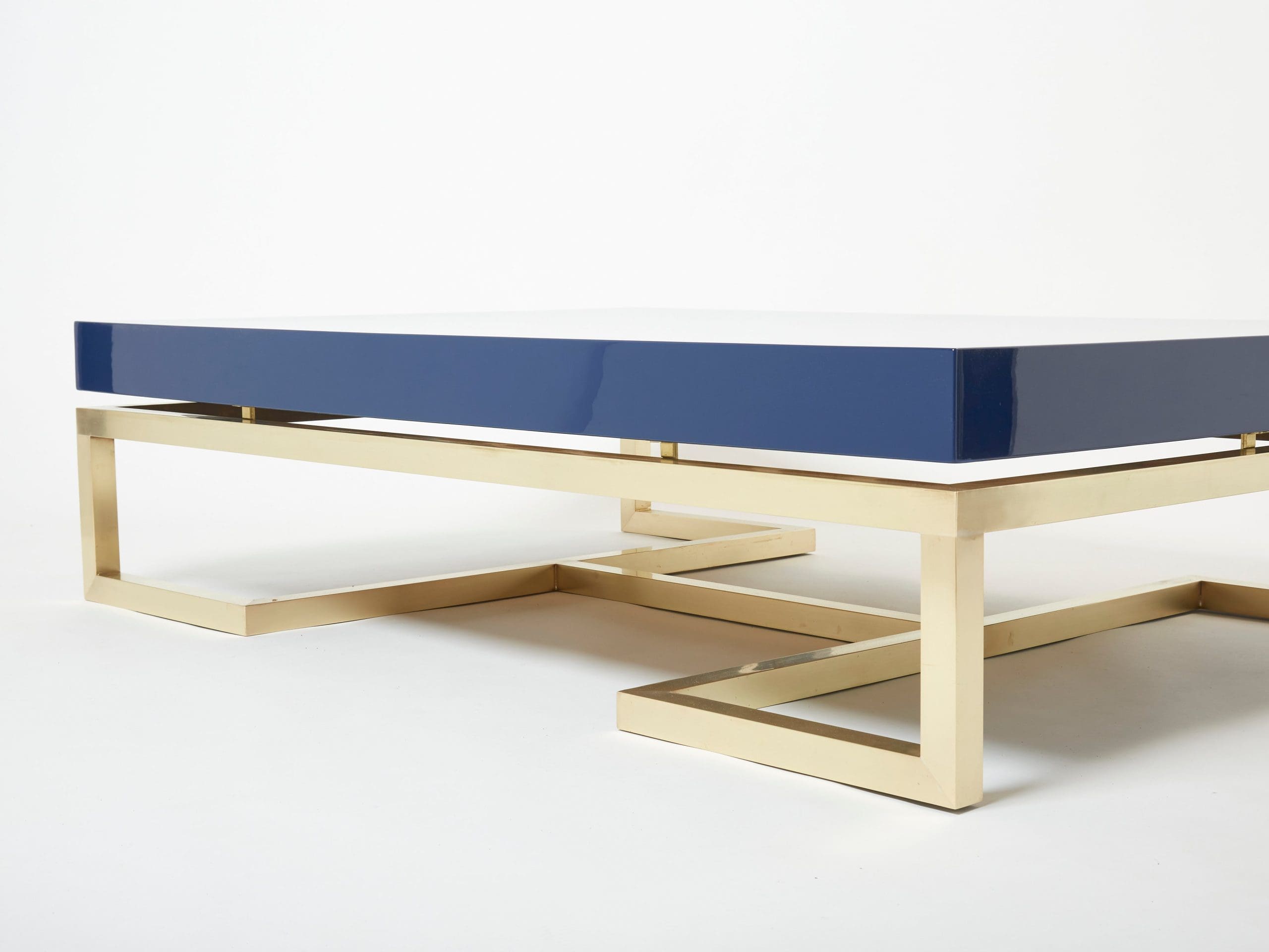 Table basse en laiton et laque bleu marine par Guy Lefevre pour Maison Jansen, fin des années 1970