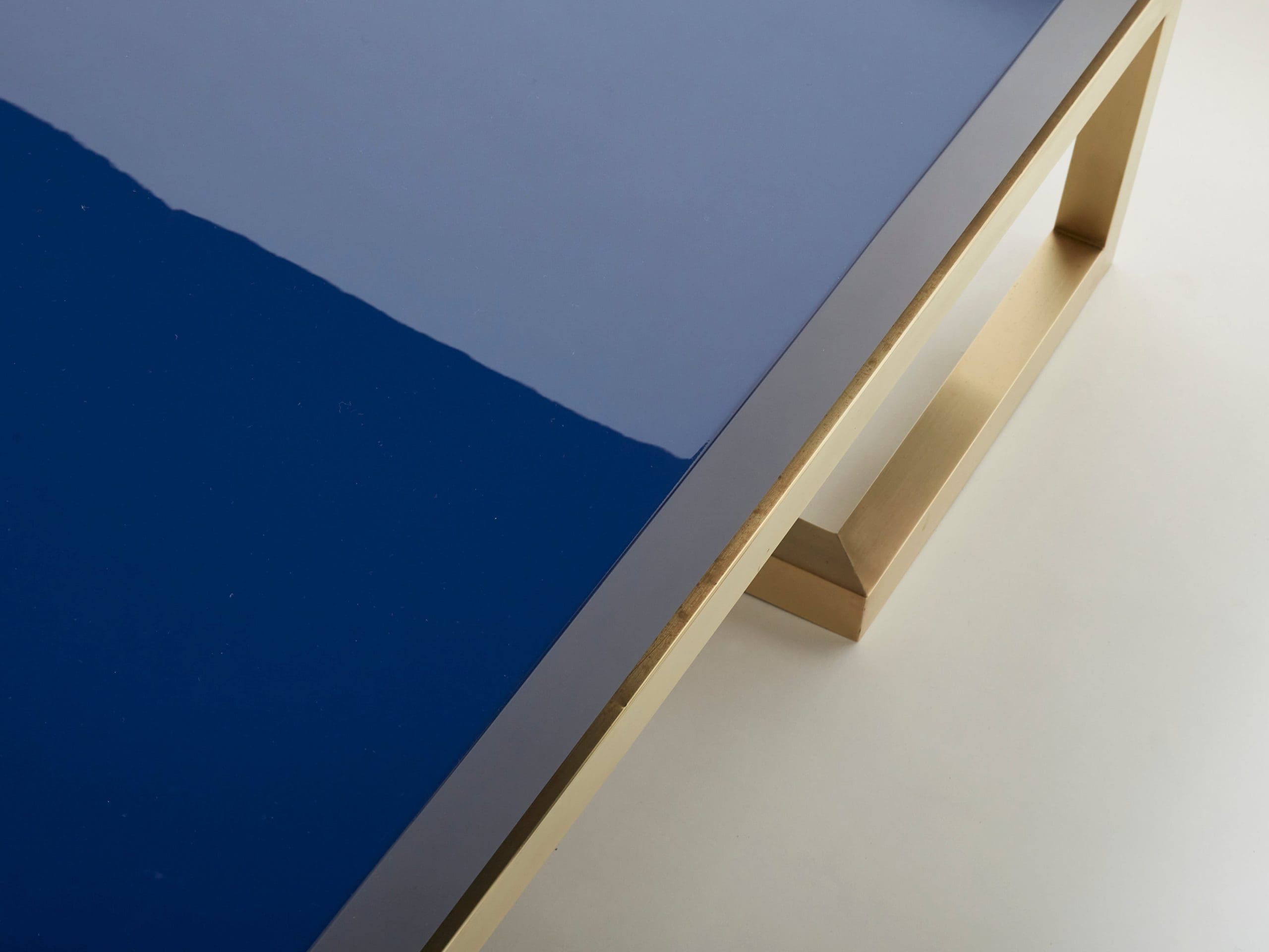 Table basse en laiton et laque bleu marine par Guy Lefevre pour Maison Jansen, fin des années 1970