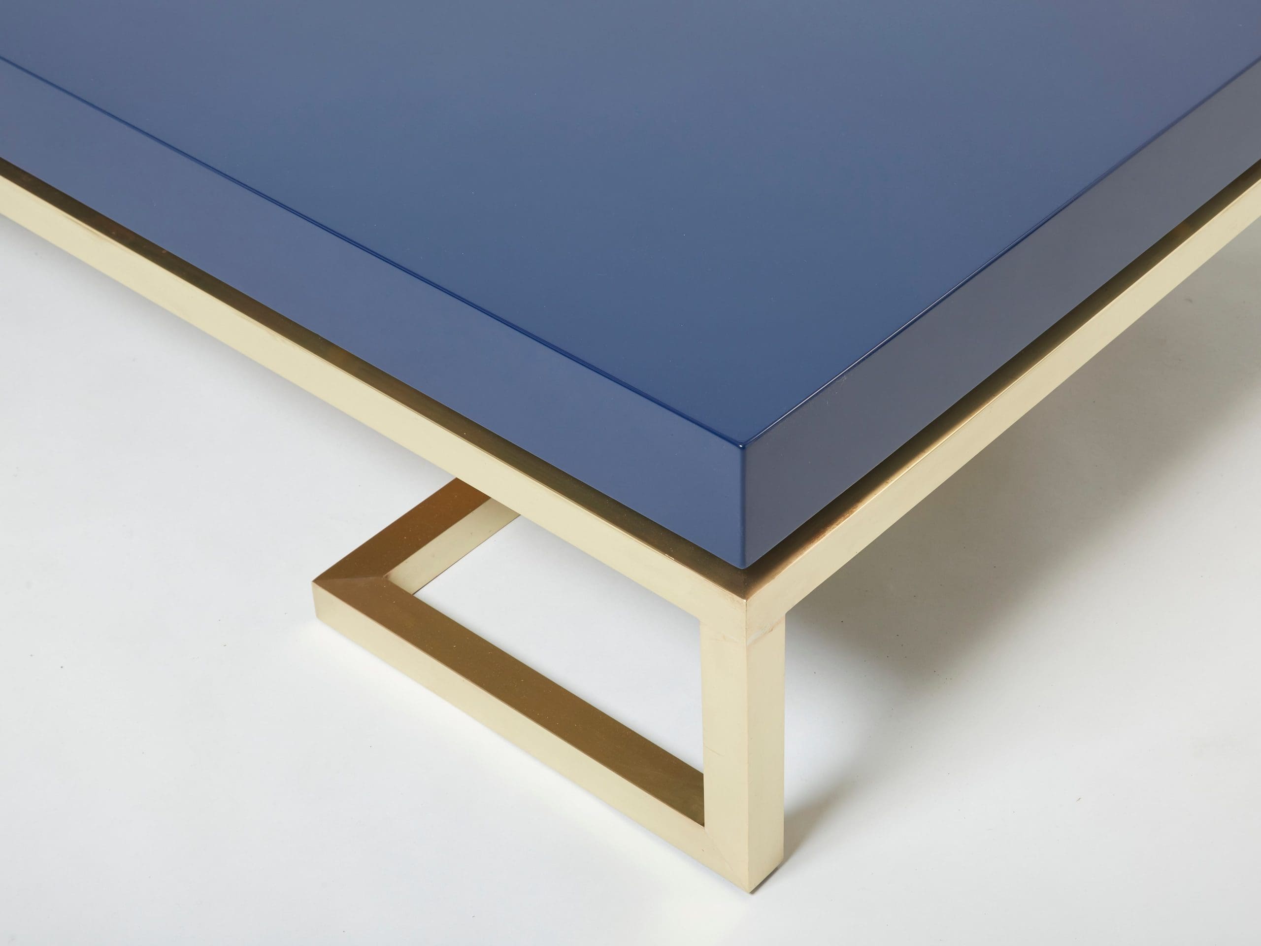 Table basse en laiton et laque bleu marine par Guy Lefevre pour Maison Jansen, fin des années 1970