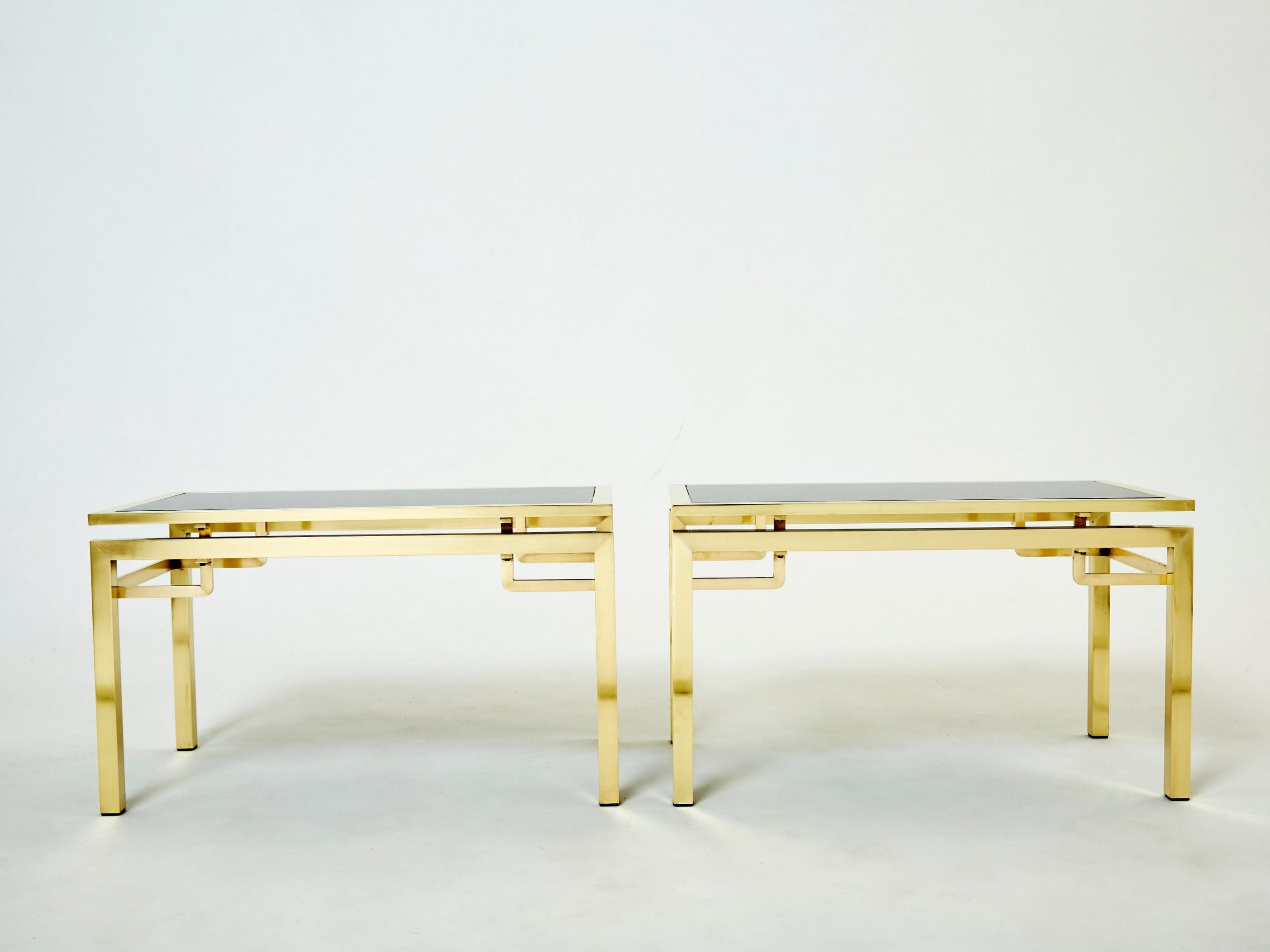 Tables d’appoint en laiton et verre noir opalin par Guy Lefevre pour Maison Jansen, années 1970