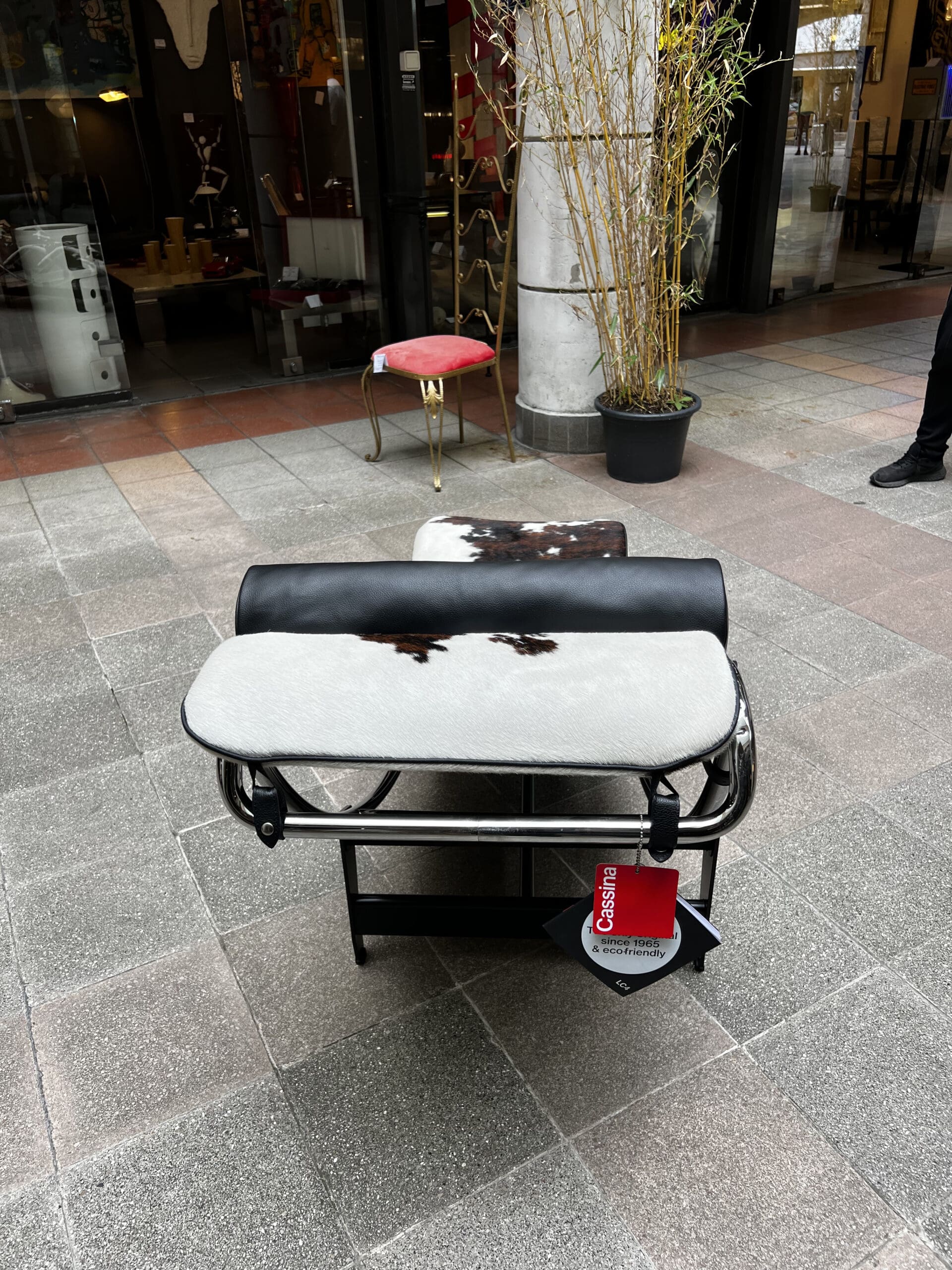 Chaise Longue LC4 par Le Corbusier, Jeanneret et Perriand – Édition Spéciale Peau de Vache
