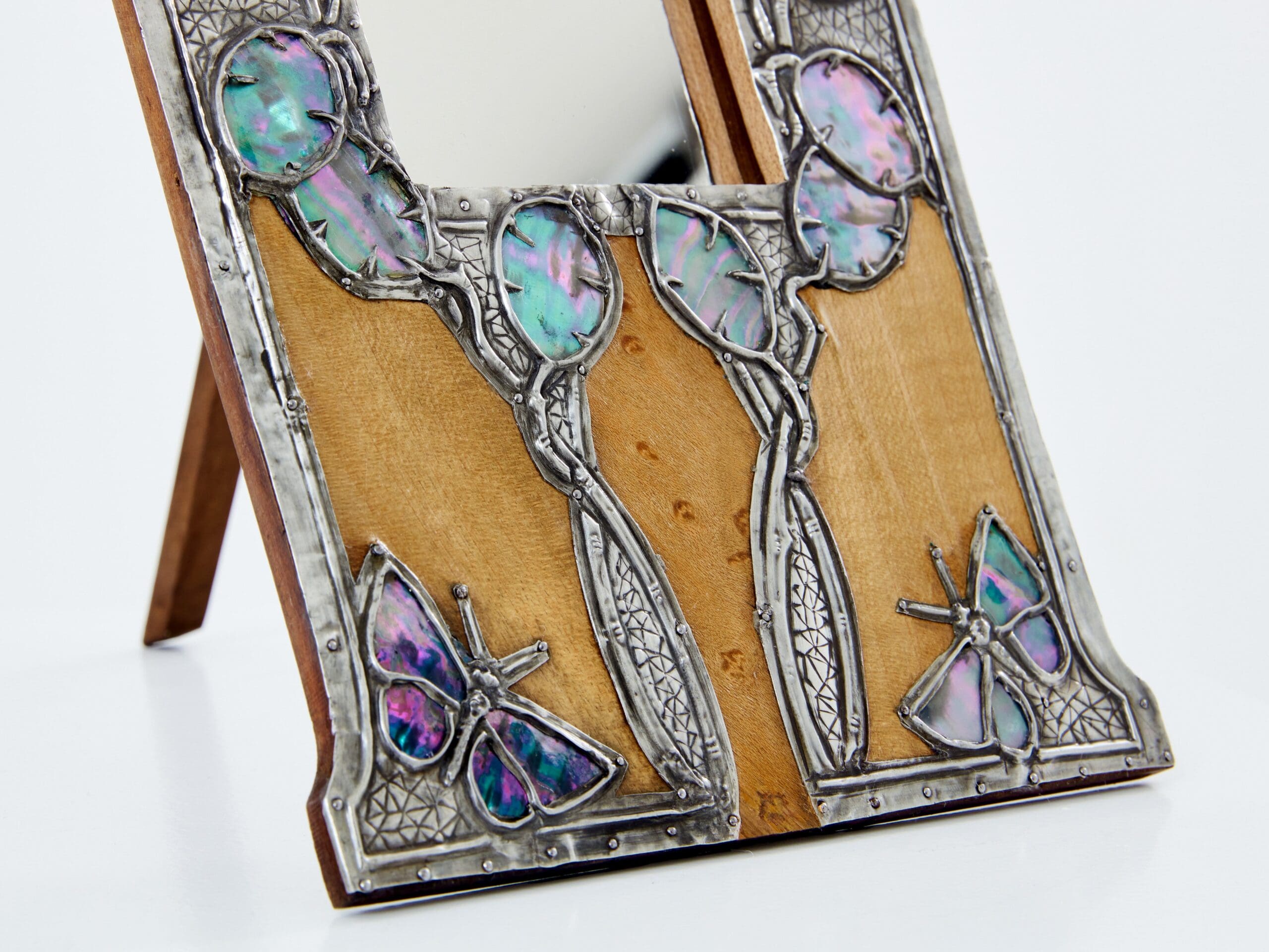 Miroir de courtoisie Art Nouveau en étain et loupe d’amboine des années 1910