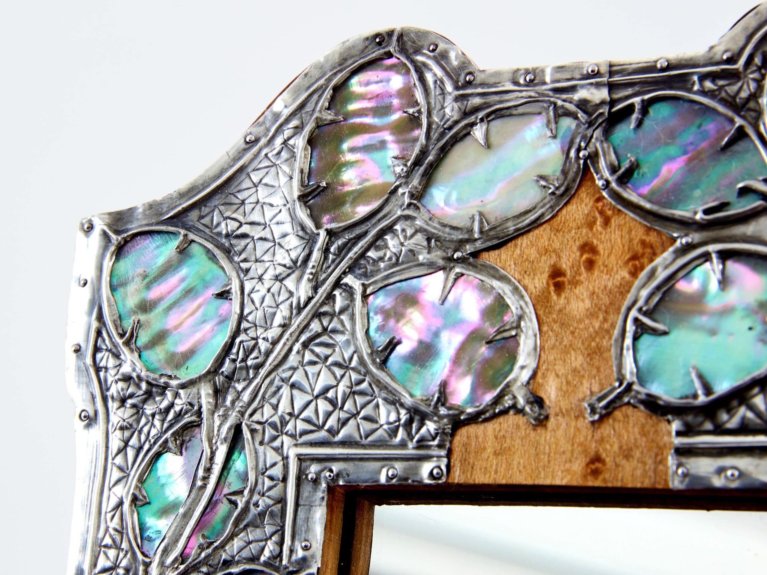 Miroir de courtoisie Art Nouveau en étain et loupe d’amboine des années 1910