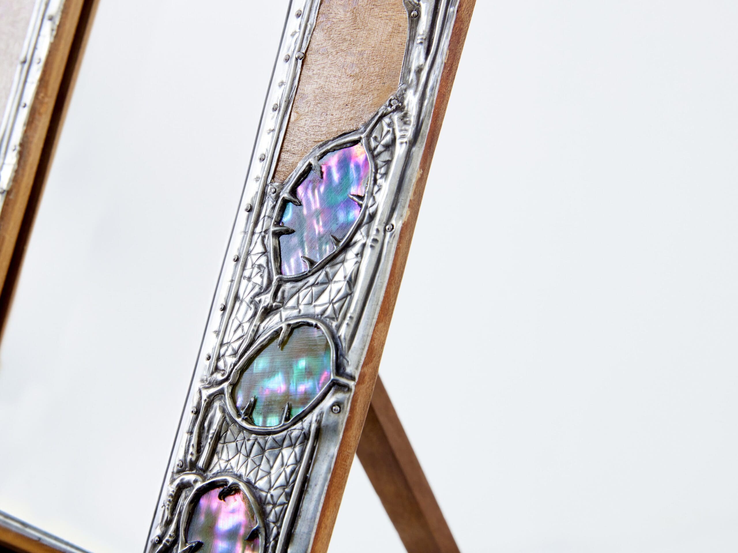 Miroir de courtoisie Art Nouveau en étain et loupe d’amboine des années 1910