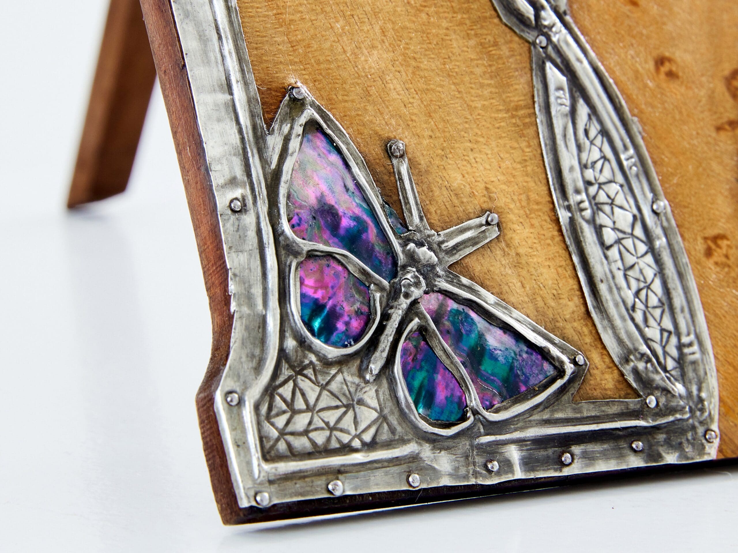 Miroir de courtoisie Art Nouveau en étain et loupe d’amboine des années 1910