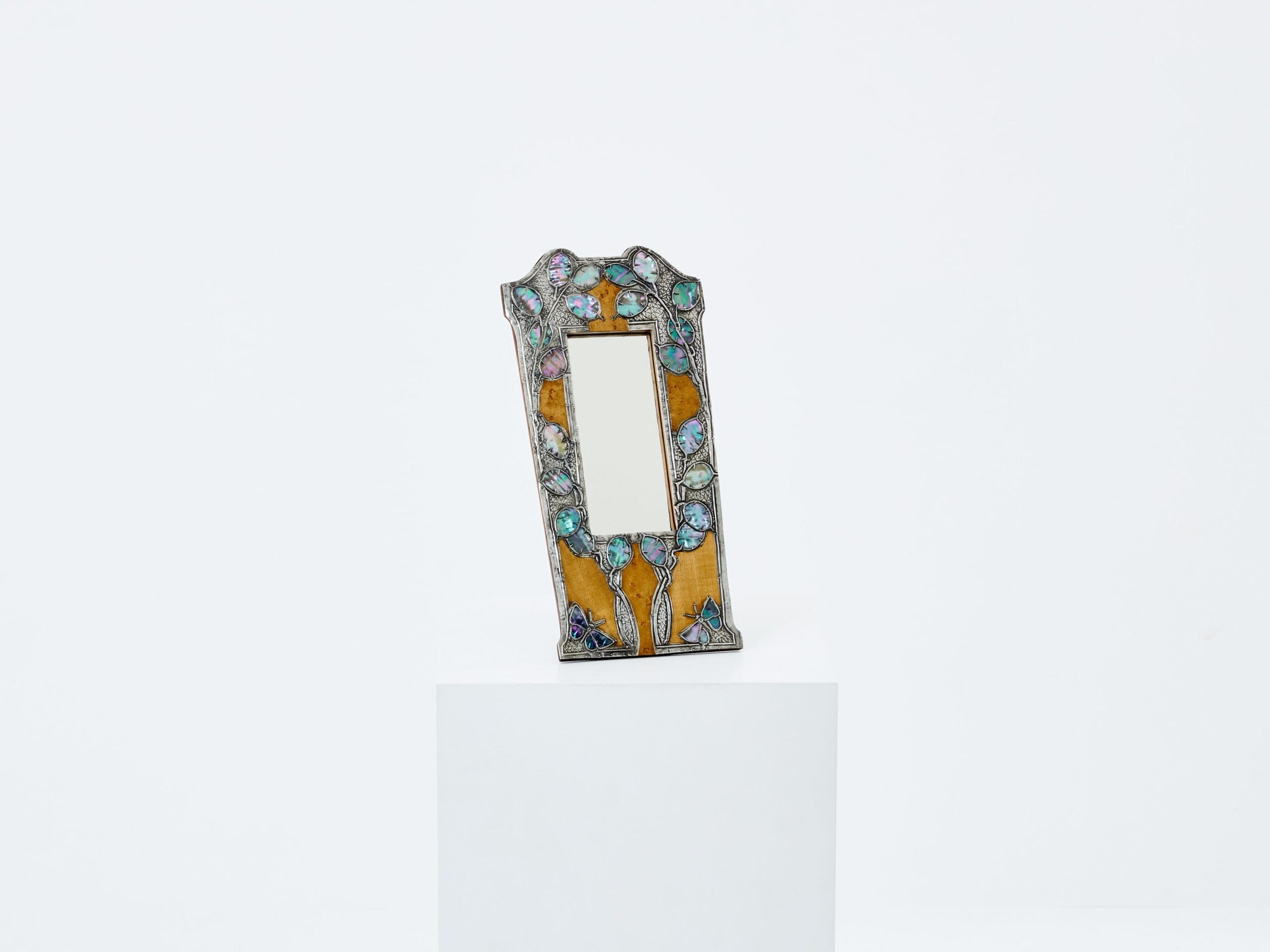 Miroir de courtoisie Art Nouveau en étain et loupe d’amboine des années 1910