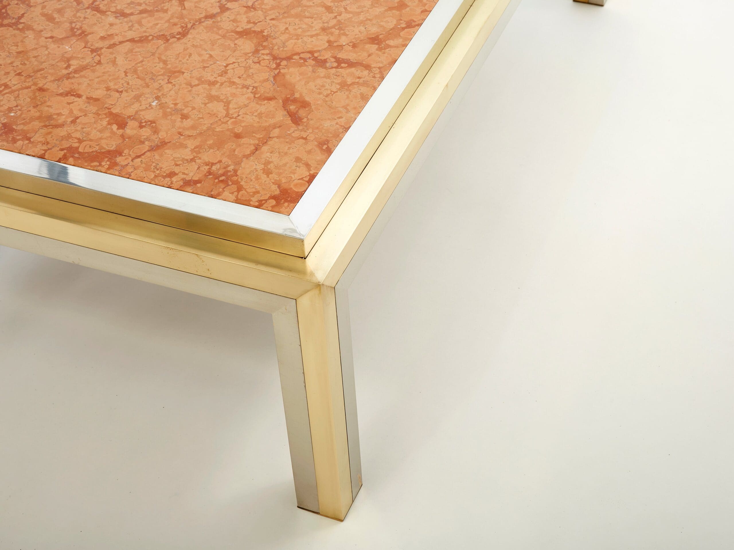 Table basse en laiton, chrome et marbre rouge par Romeo Rega, années 1970