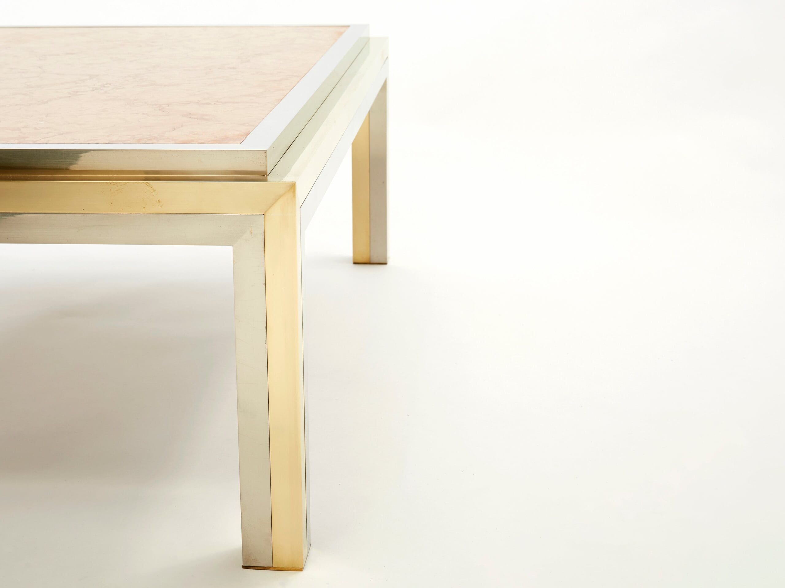 Table basse en laiton, chrome et marbre rouge par Romeo Rega, années 1970