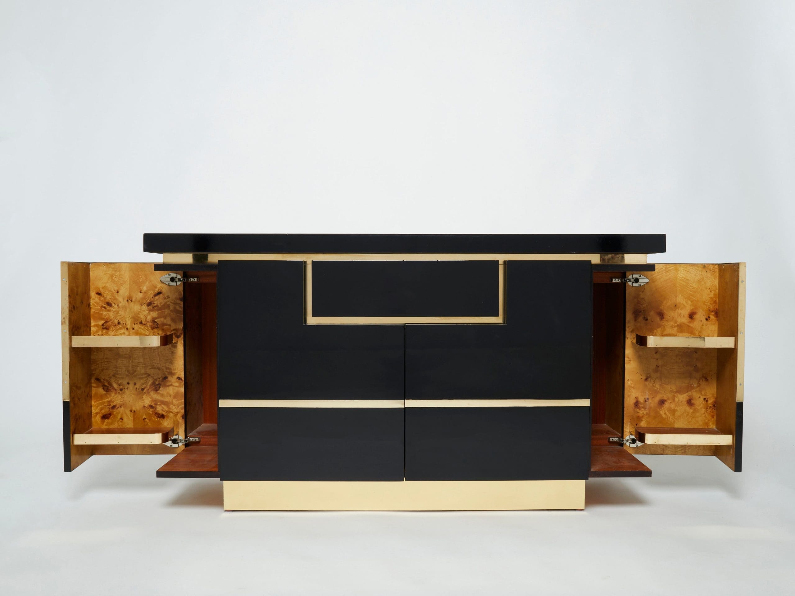 Cabinet Bar en Laiton et Laque Noire par J.C. Mahey, Années 1970