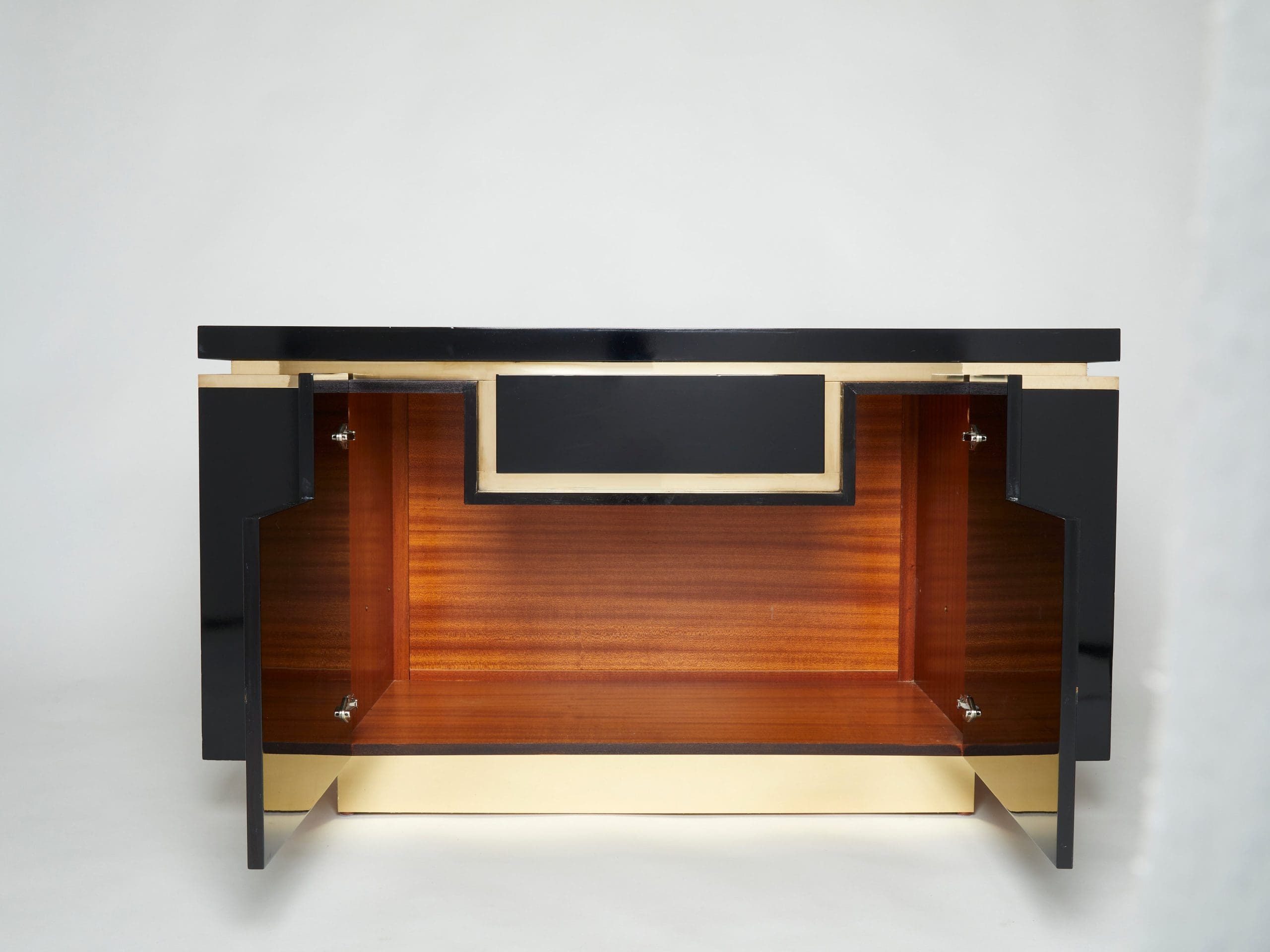 Cabinet Bar en Laiton et Laque Noire par J.C. Mahey, Années 1970