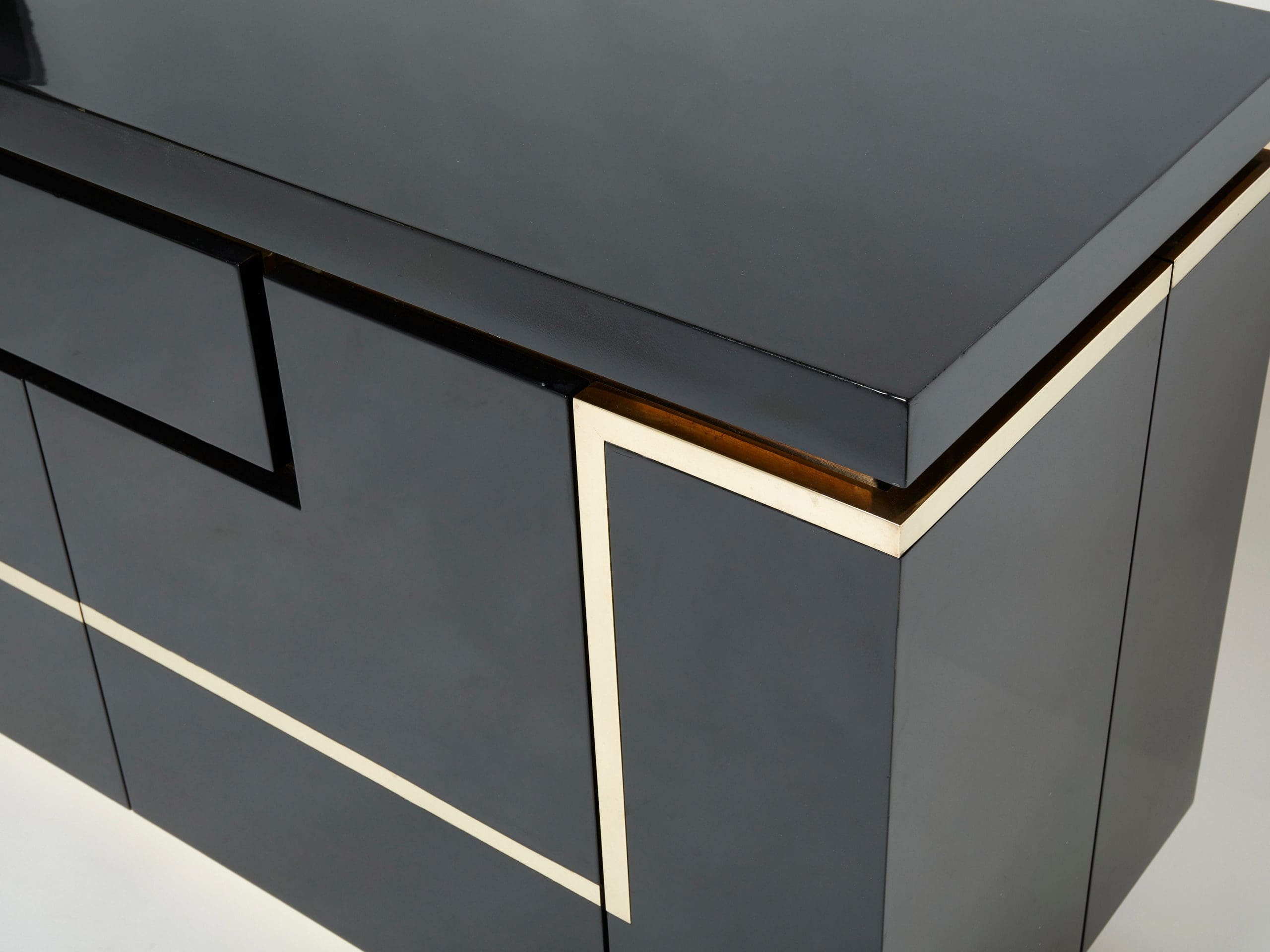 Cabinet Bar en Laiton et Laque Noire par J.C. Mahey, Années 1970