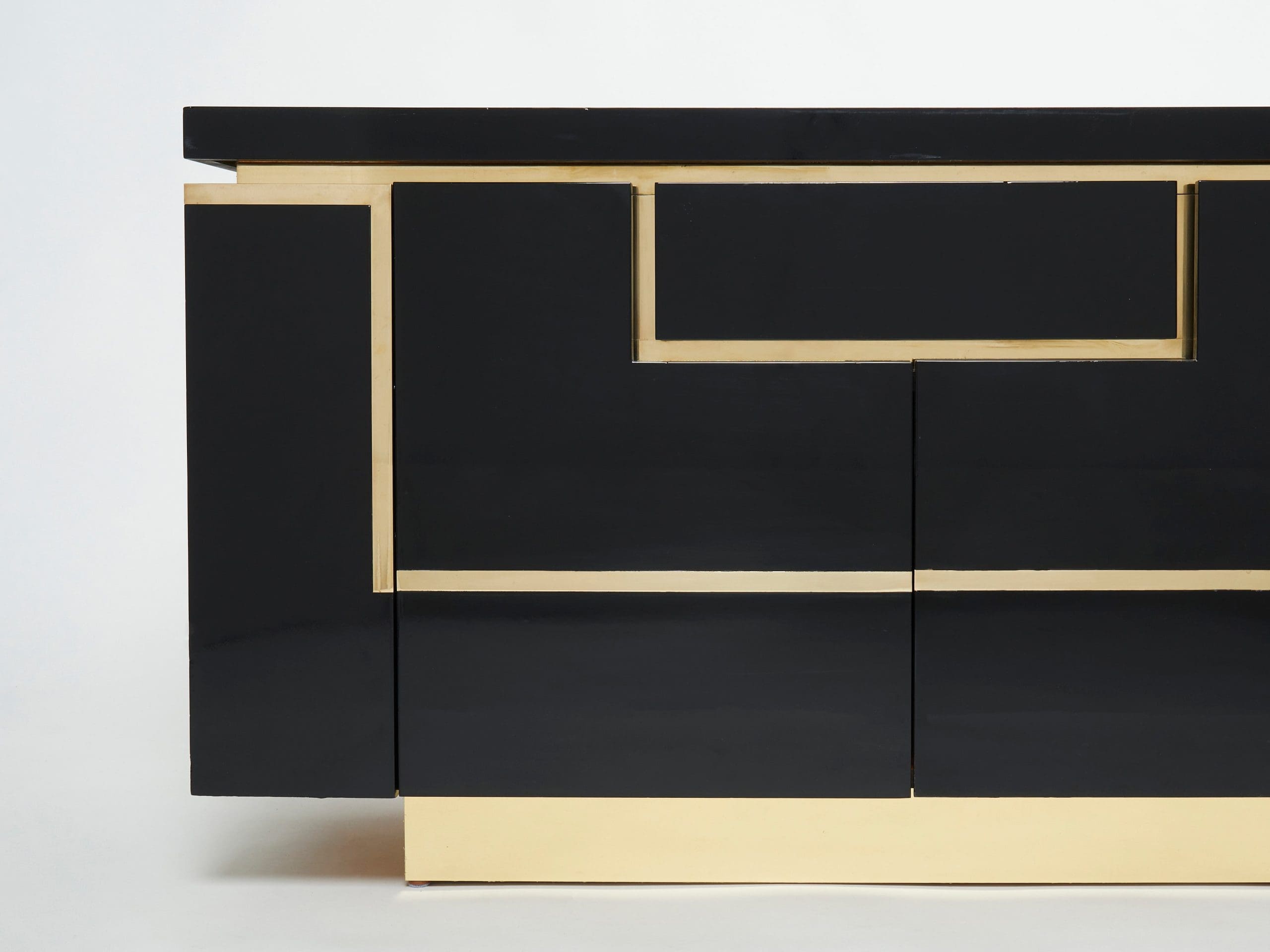 Cabinet Bar en Laiton et Laque Noire par J.C. Mahey, Années 1970