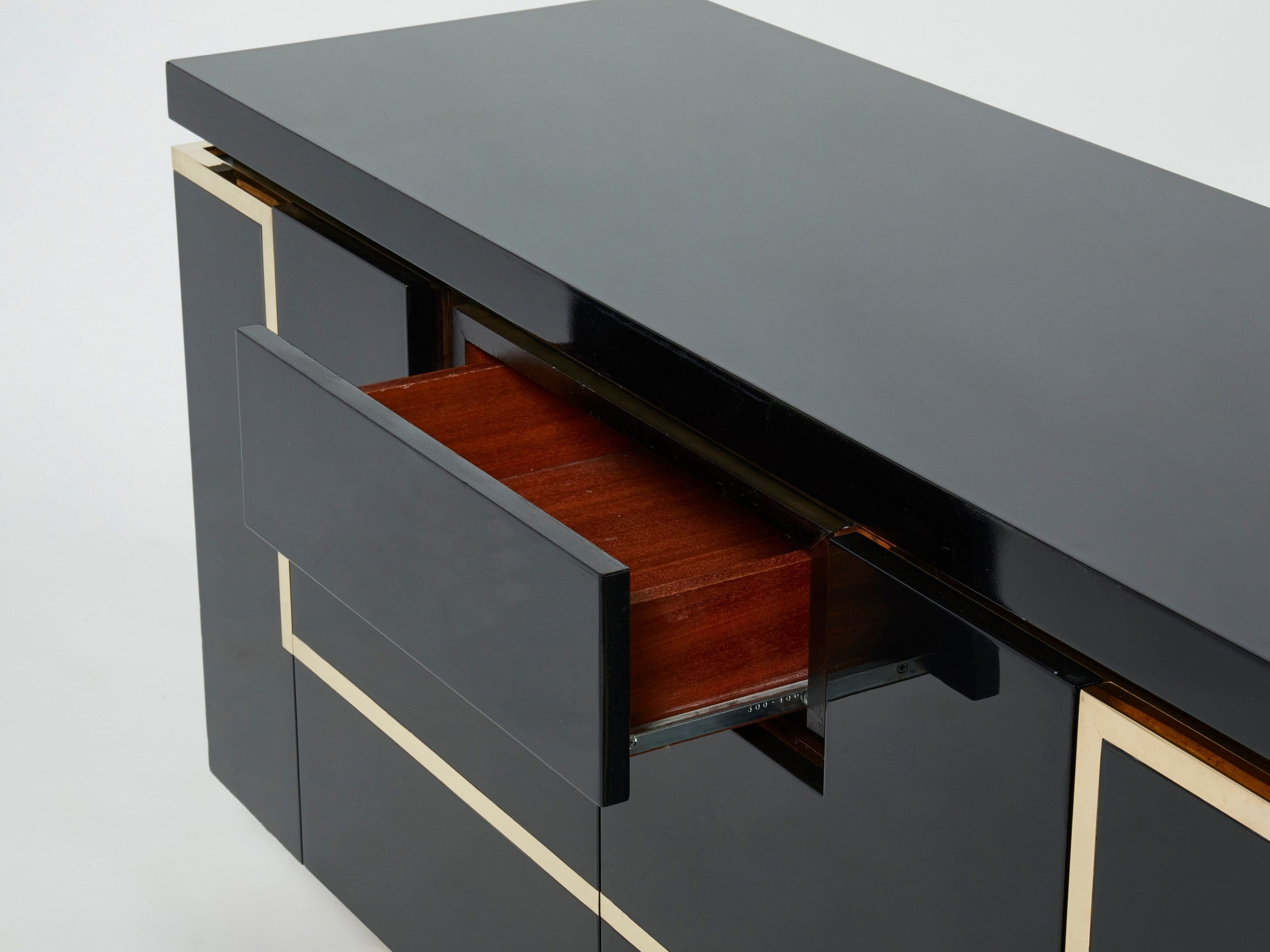 Cabinet Bar en Laiton et Laque Noire par J.C. Mahey, Années 1970