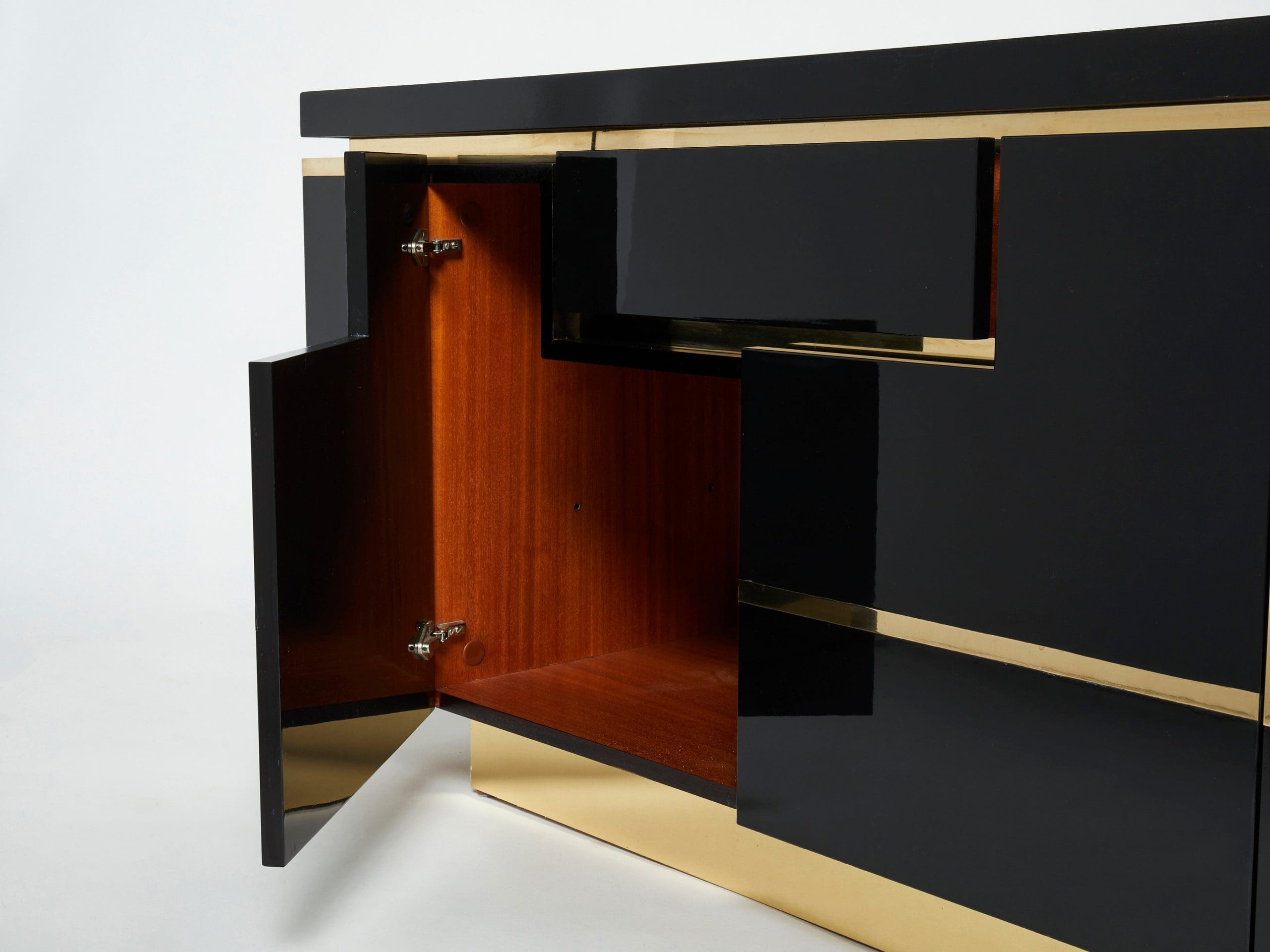 Cabinet Bar en Laiton et Laque Noire par J.C. Mahey, Années 1970