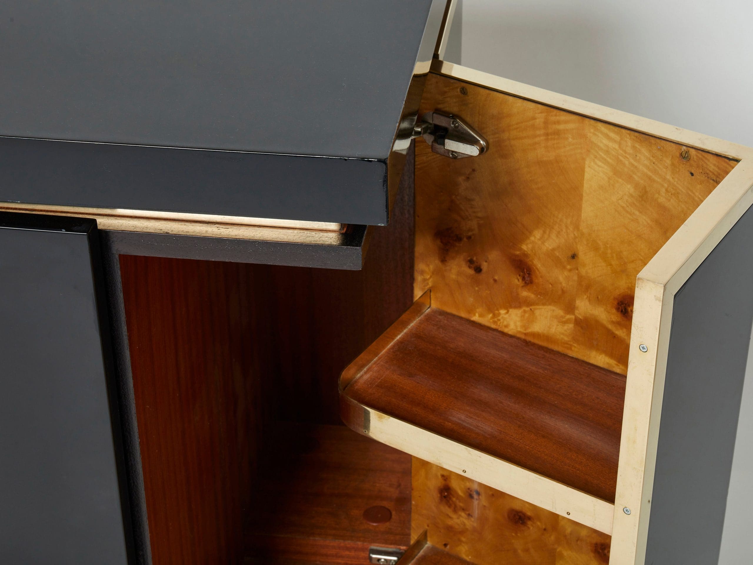 Cabinet Bar en Laiton et Laque Noire par J.C. Mahey, Années 1970