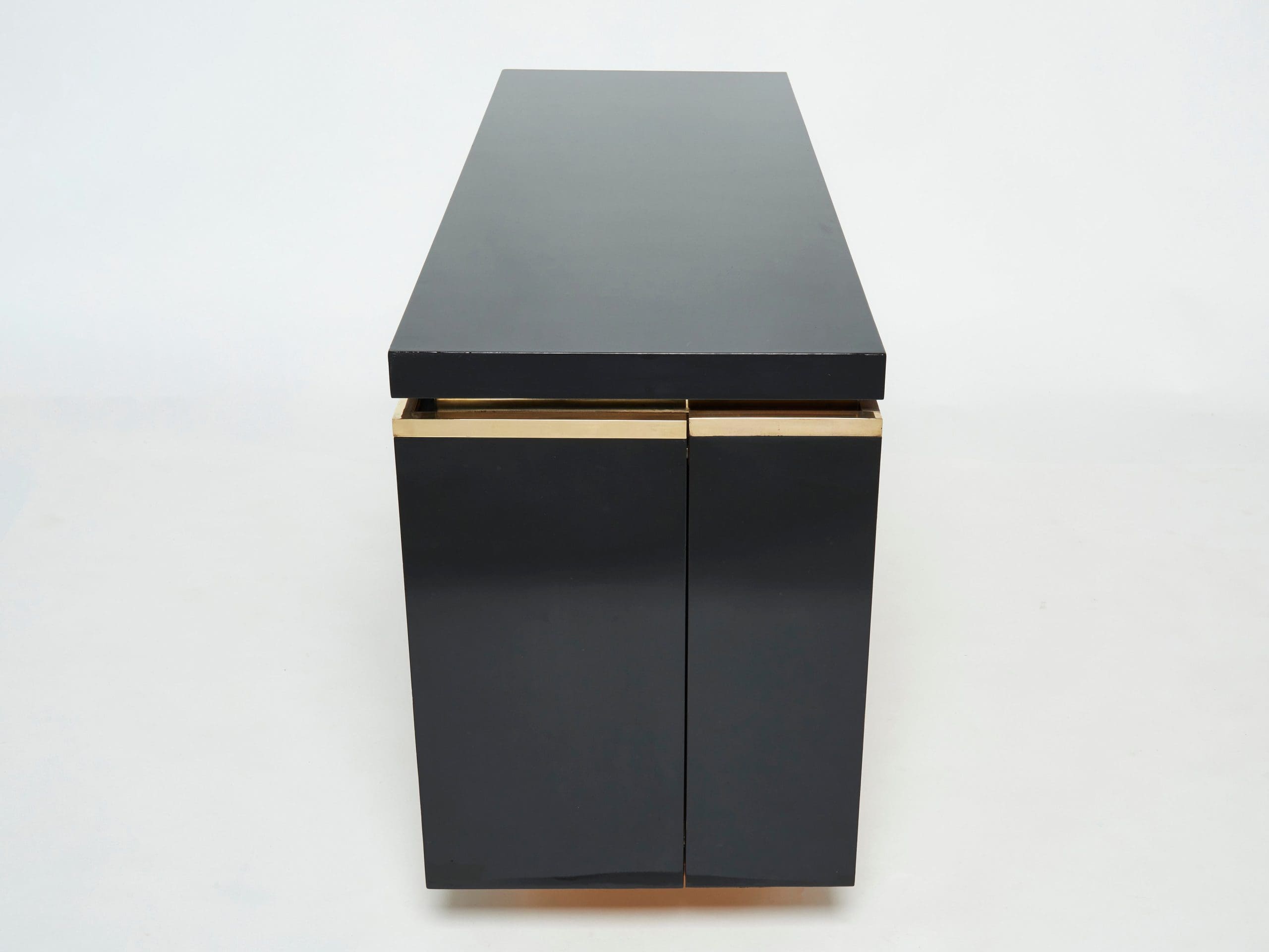 Cabinet Bar en Laiton et Laque Noire par J.C. Mahey, Années 1970