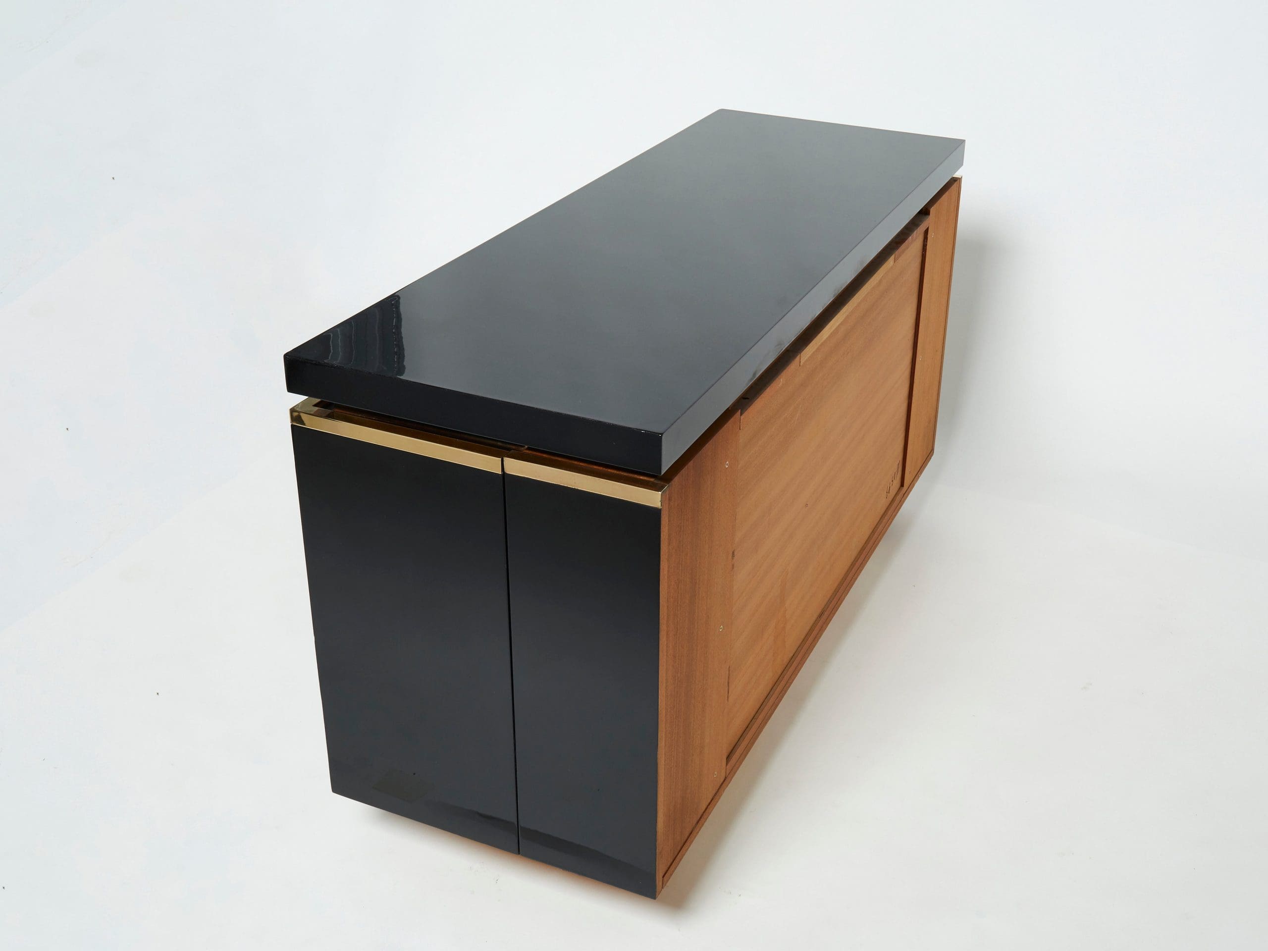 Cabinet Bar en Laiton et Laque Noire par J.C. Mahey, Années 1970