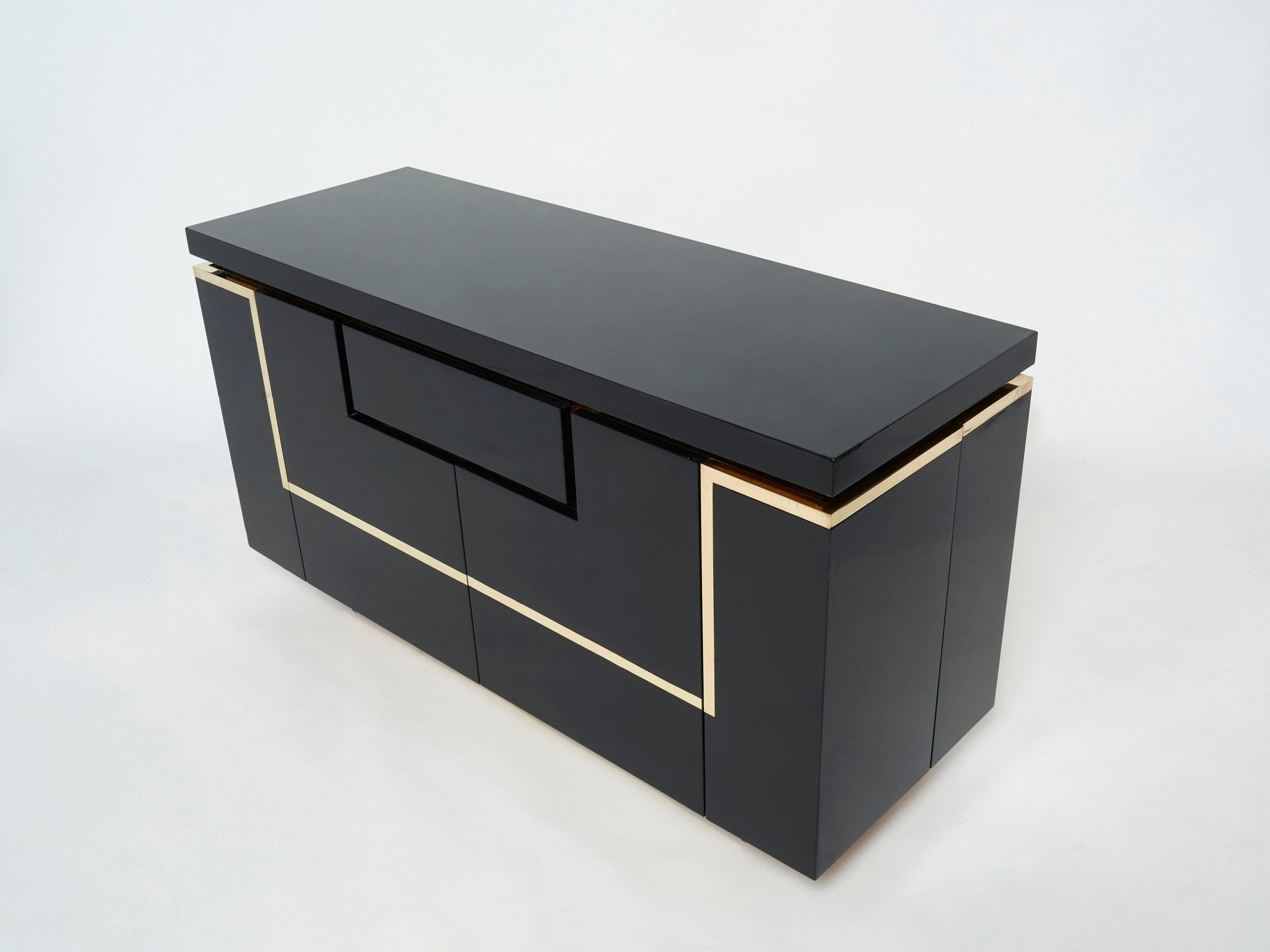Cabinet Bar en Laiton et Laque Noire par J.C. Mahey, Années 1970