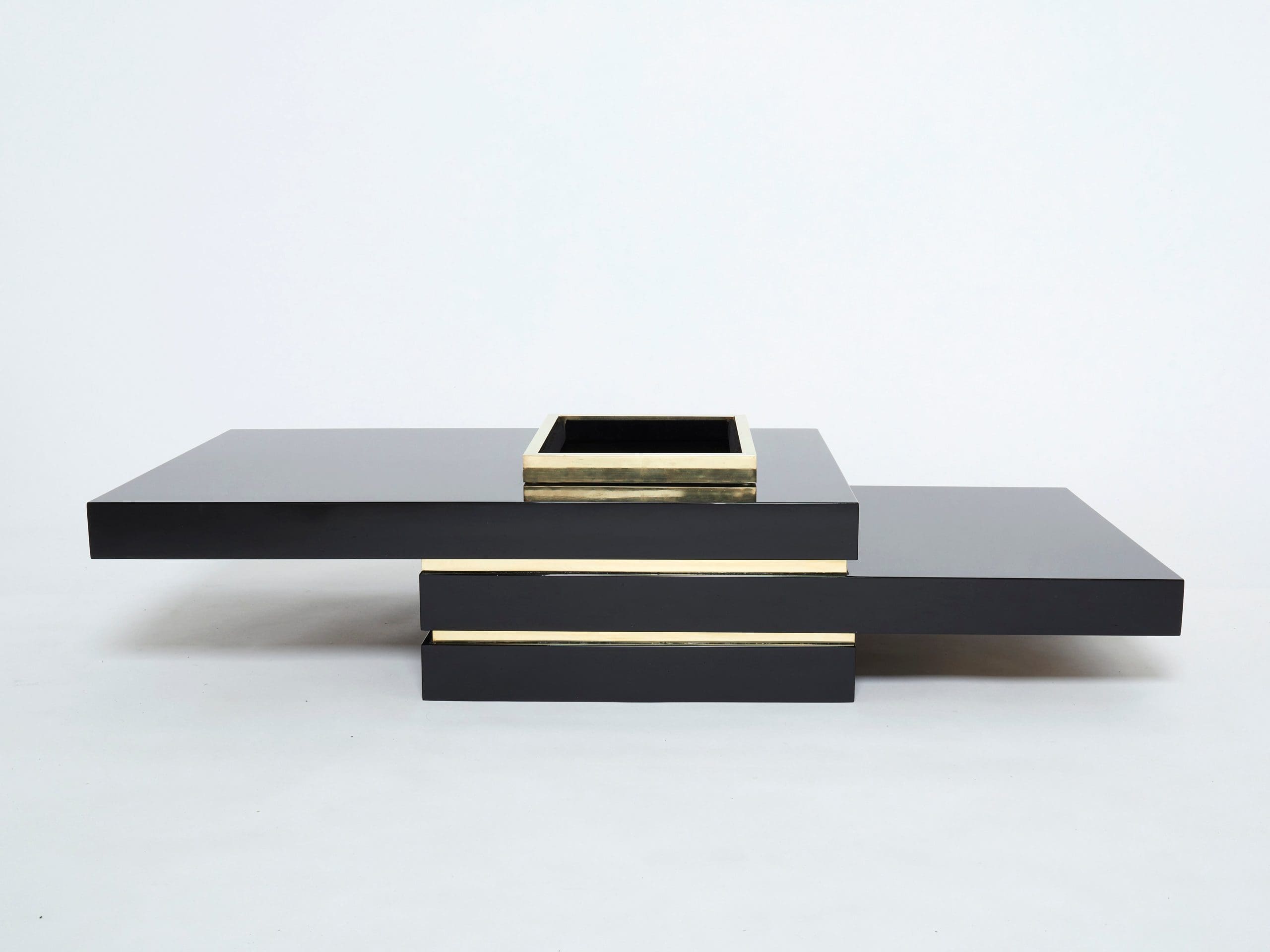 Table Basse Luxueuse J.C. Mahey : Laque Noire et Laiton des Années 70