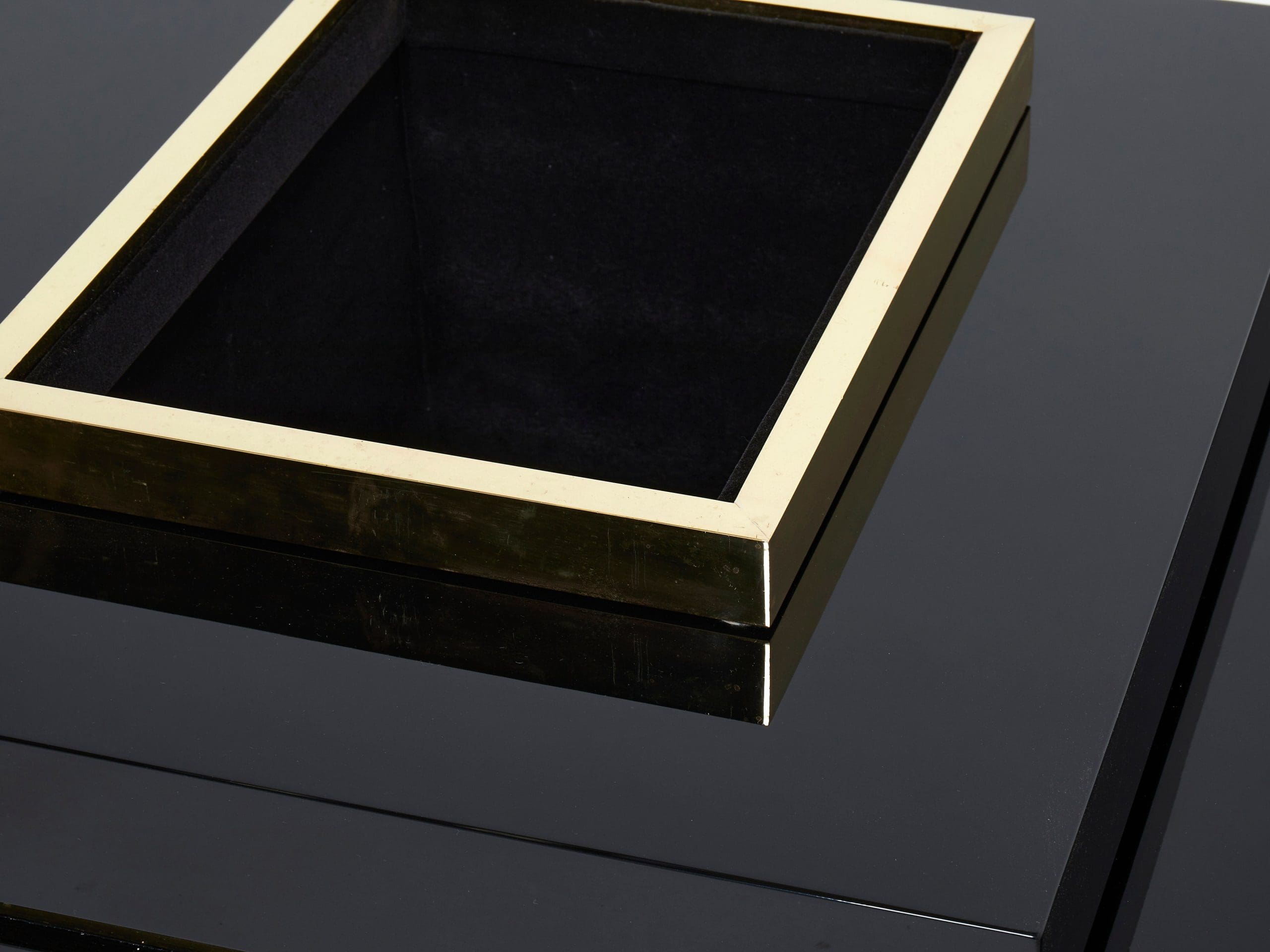 Table Basse Luxueuse J.C. Mahey : Laque Noire et Laiton des Années 70