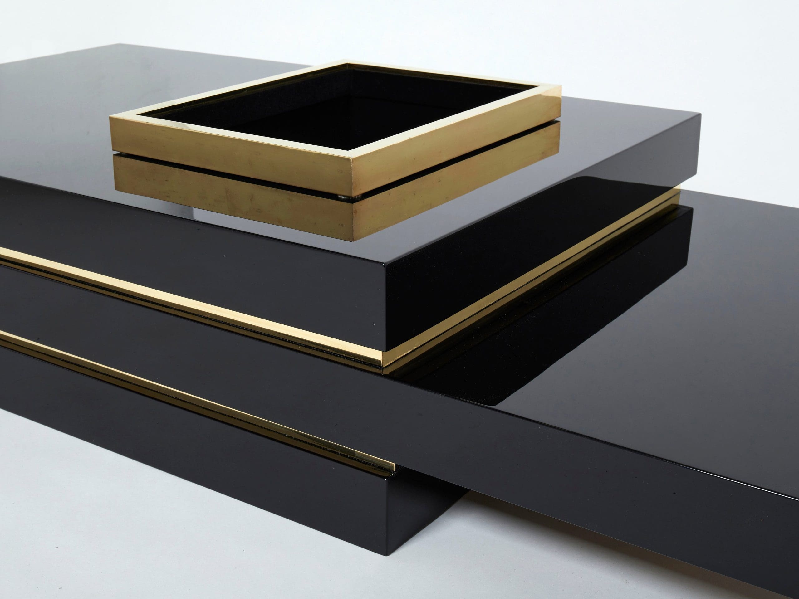Table Basse Luxueuse J.C. Mahey : Laque Noire et Laiton des Années 70