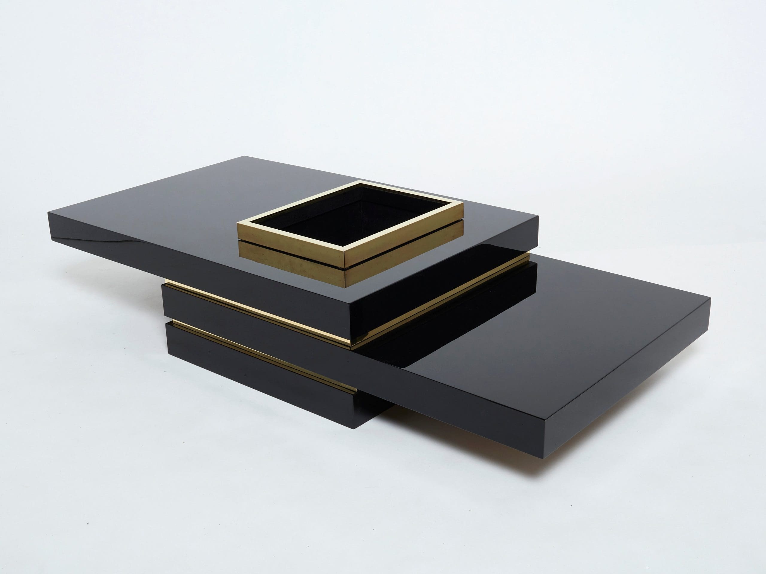 Table Basse Luxueuse J.C. Mahey : Laque Noire et Laiton des Années 70