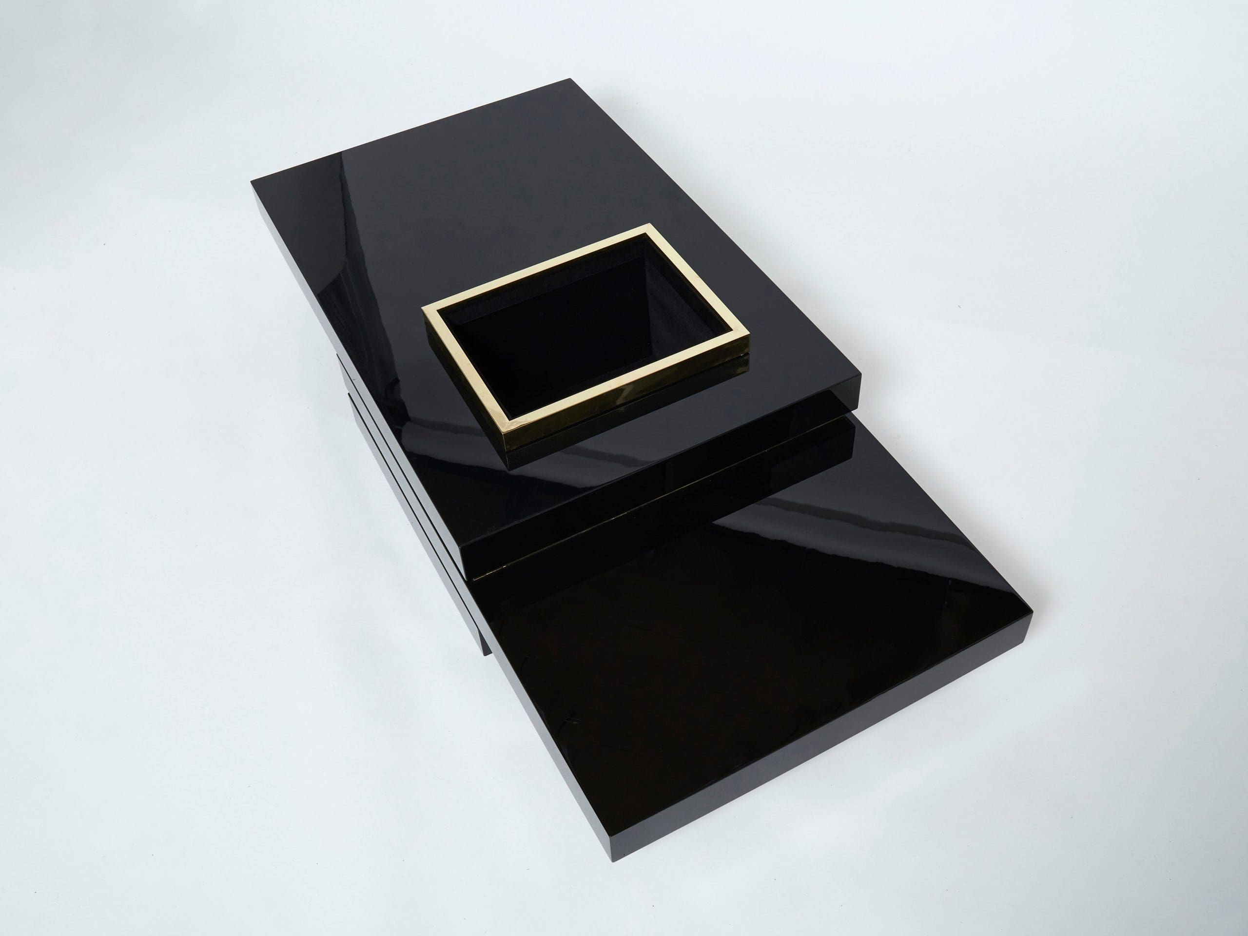 Table Basse Luxueuse J.C. Mahey : Laque Noire et Laiton des Années 70