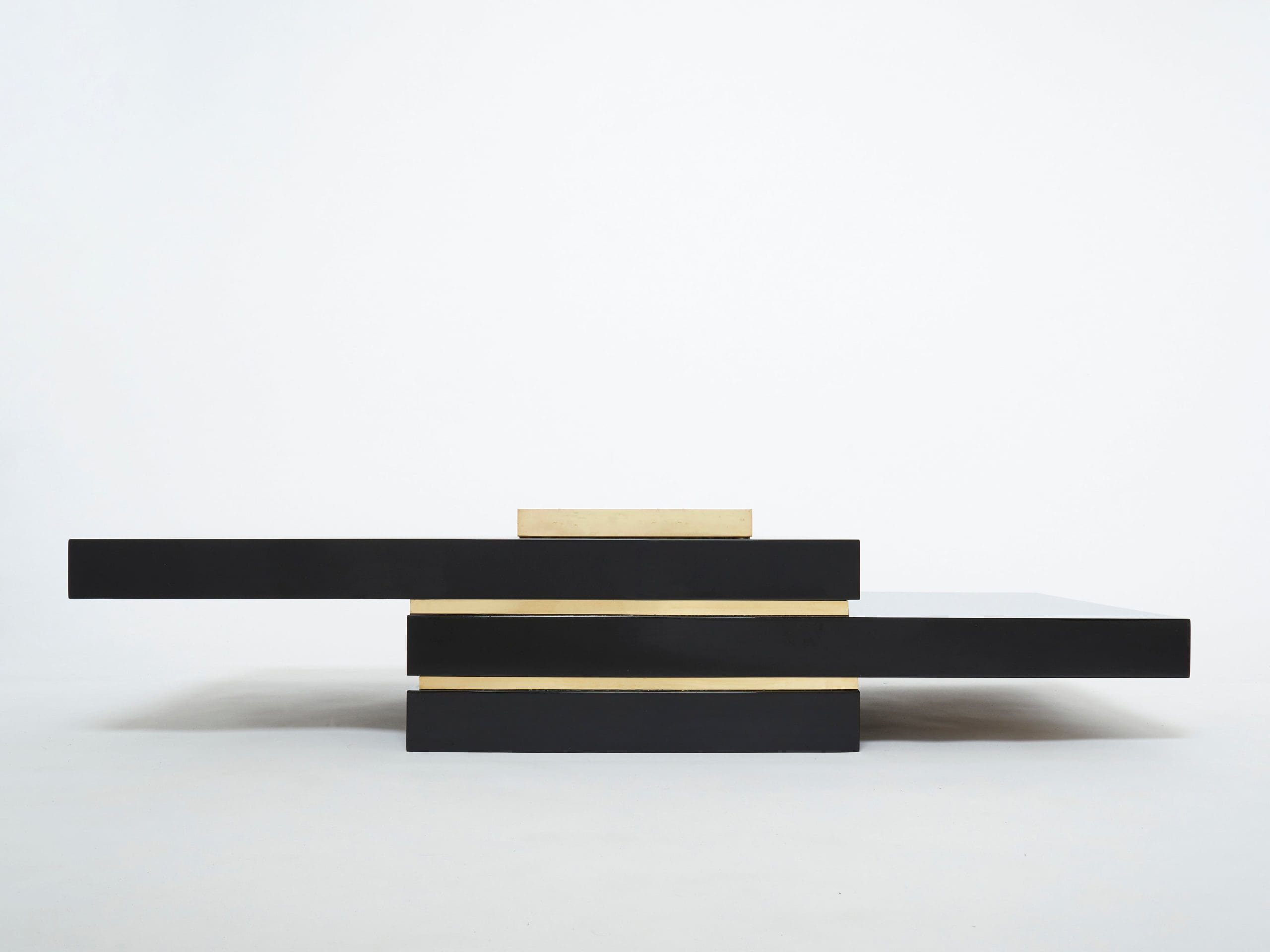 Table Basse Luxueuse J.C. Mahey : Laque Noire et Laiton des Années 70