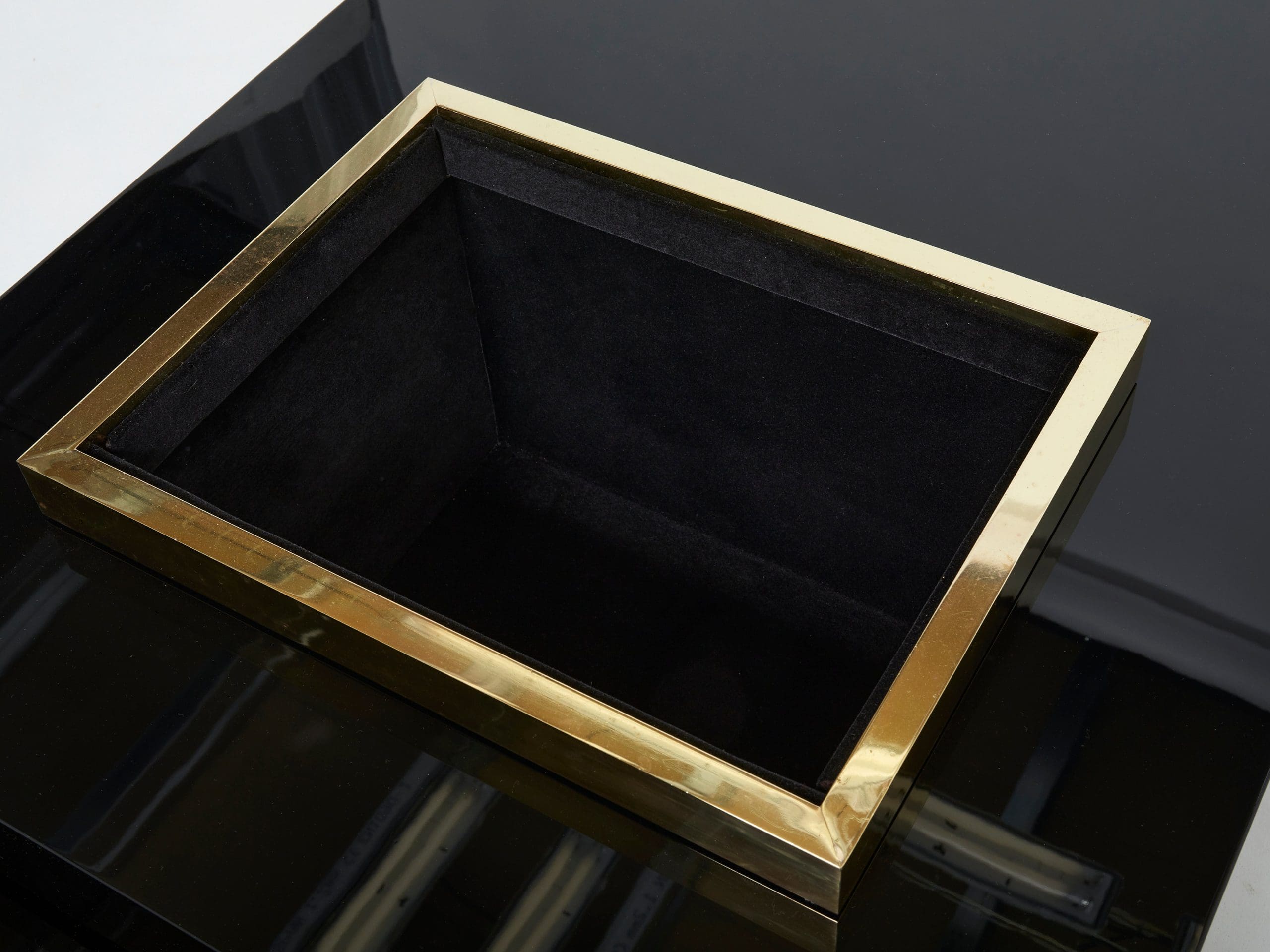 Table Basse Luxueuse J.C. Mahey : Laque Noire et Laiton des Années 70
