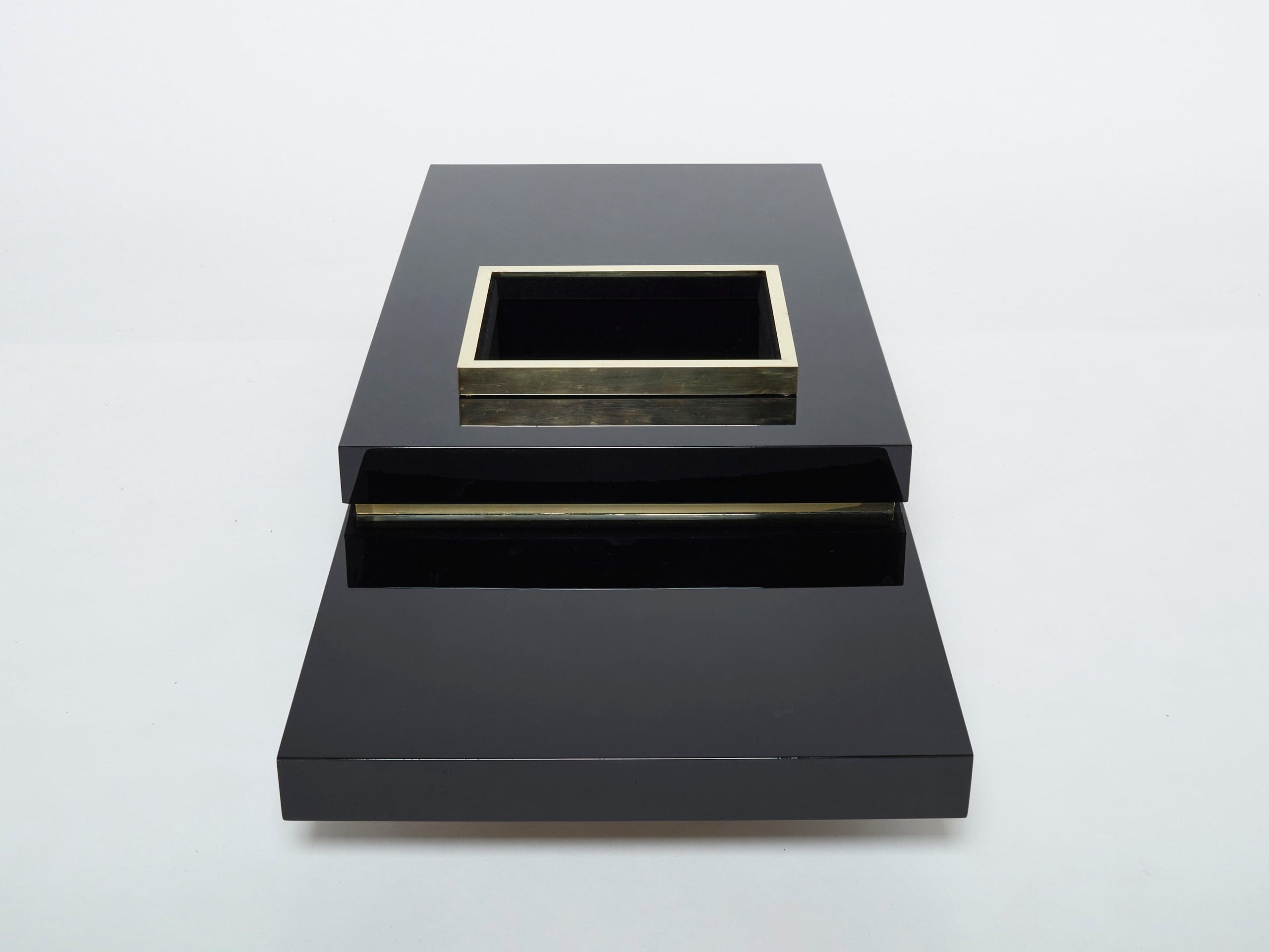 Table Basse Luxueuse J.C. Mahey : Laque Noire et Laiton des Années 70