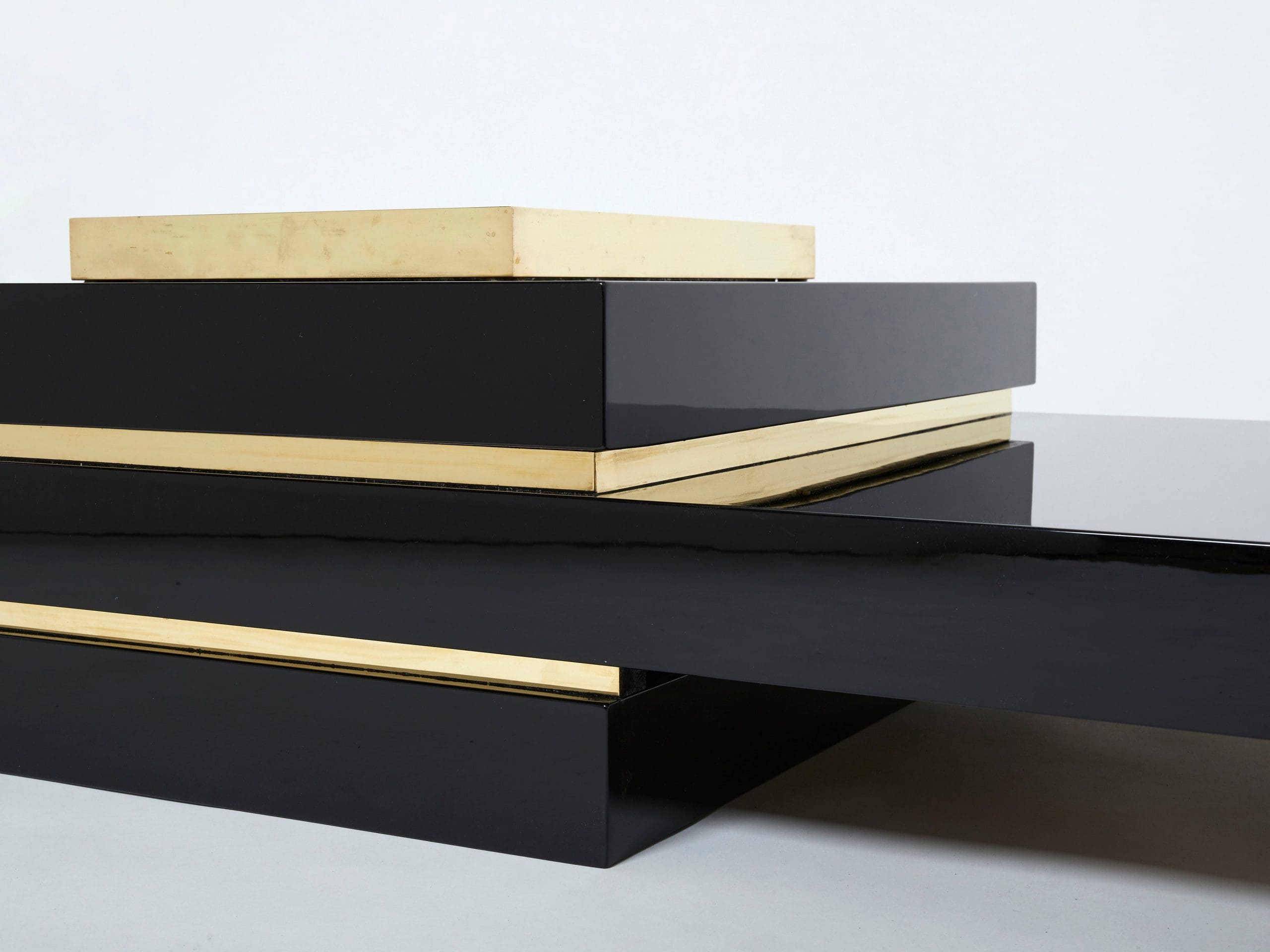 Table Basse Luxueuse J.C. Mahey : Laque Noire et Laiton des Années 70