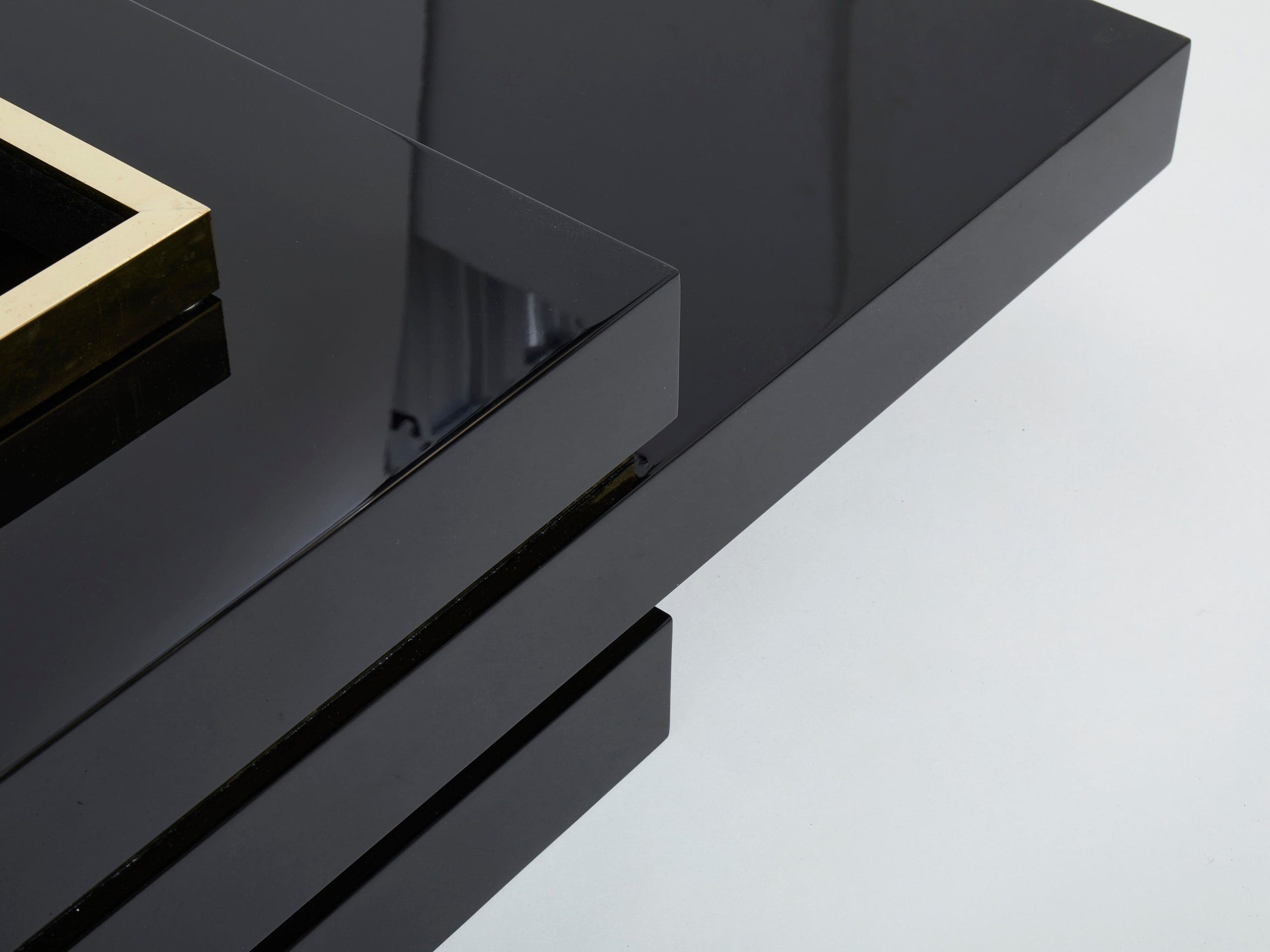 Table Basse Luxueuse J.C. Mahey : Laque Noire et Laiton des Années 70