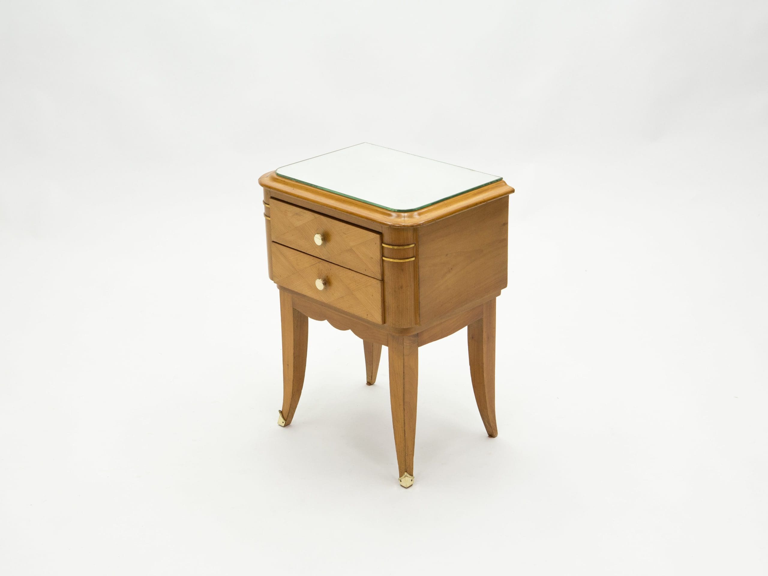 Paire de tables de chevet Art Déco en sycomore et laiton, Jean Pascaud