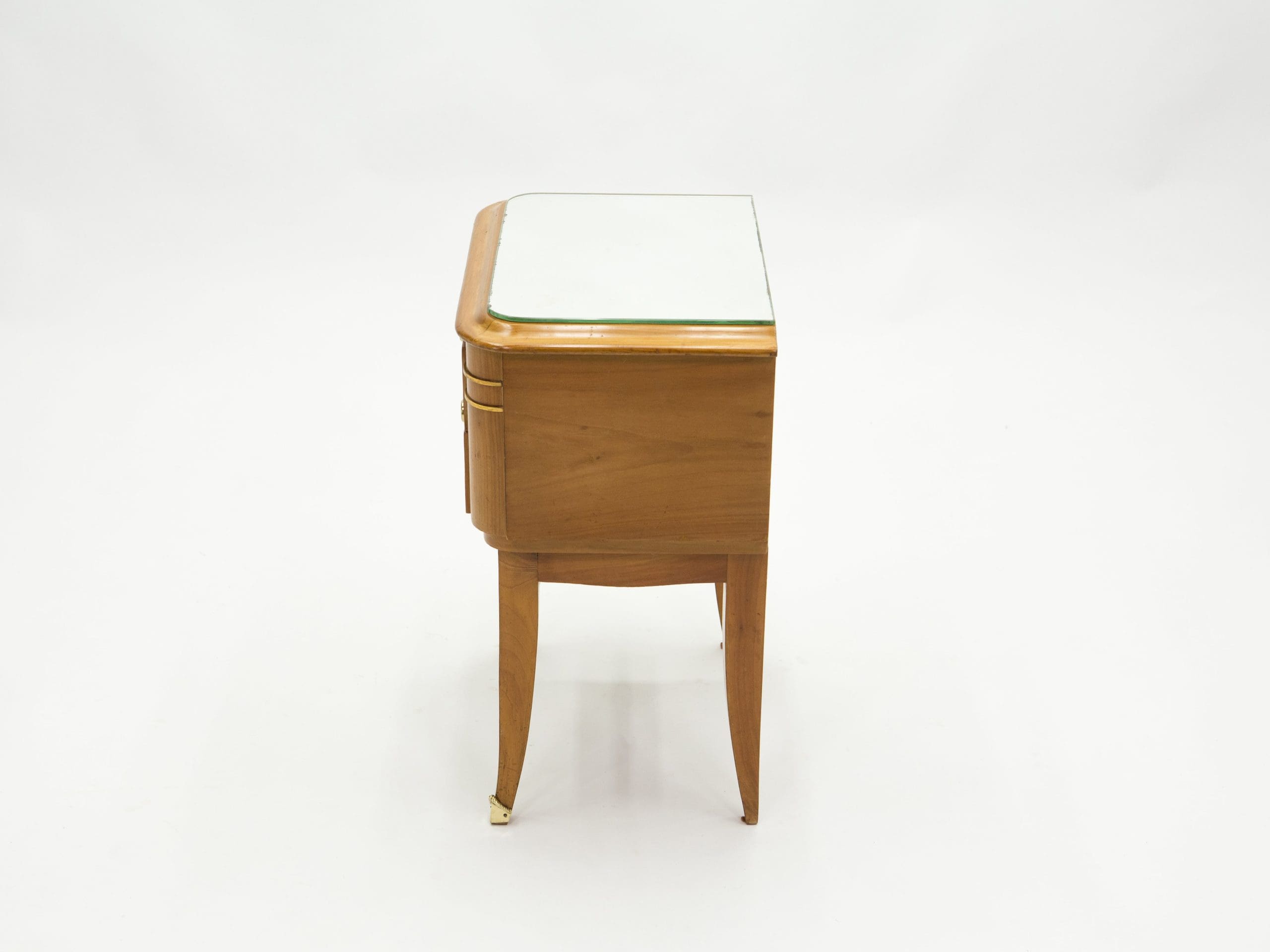 Paire de tables de chevet Art Déco en sycomore et laiton, Jean Pascaud