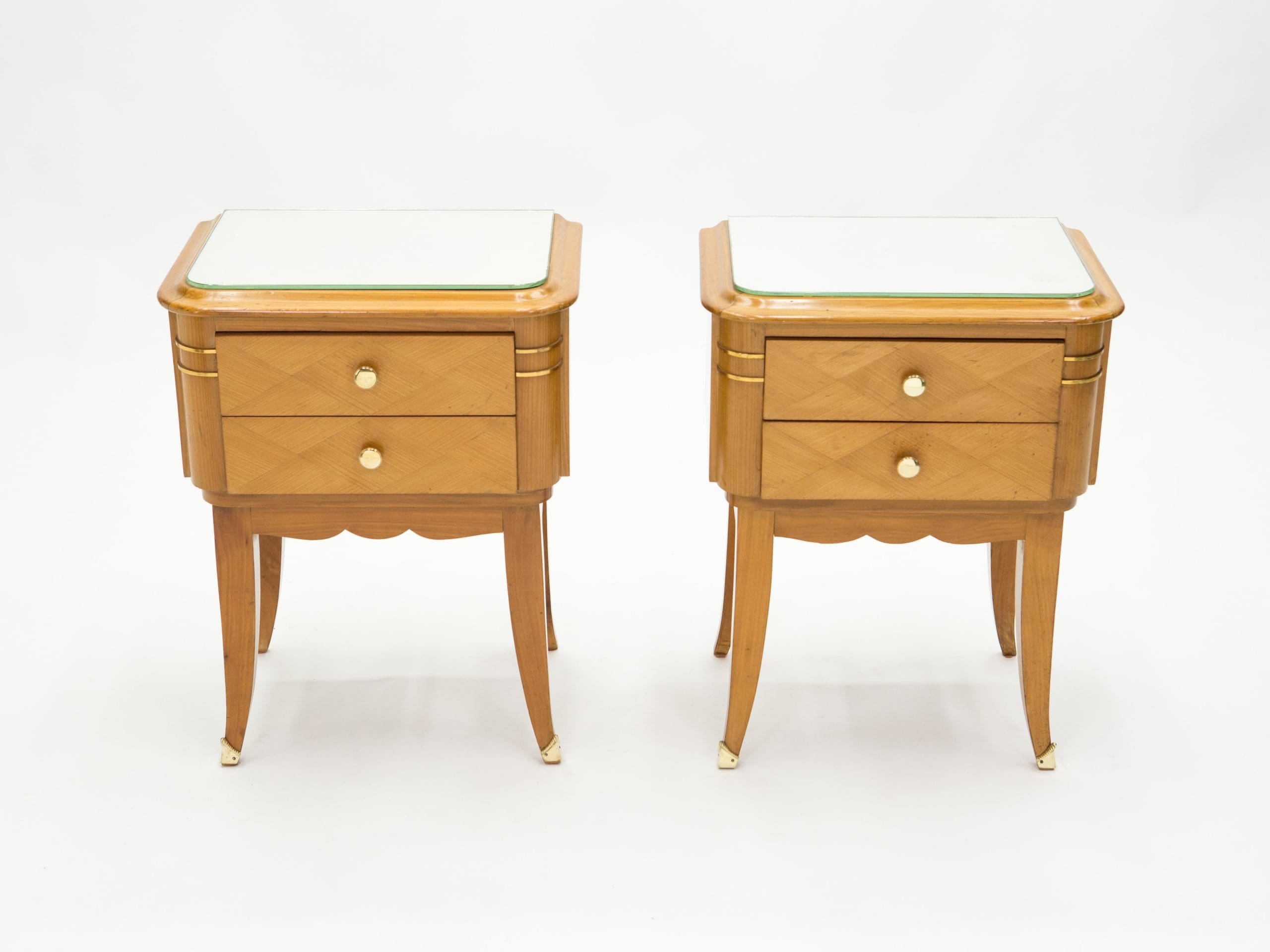 Paire de tables de chevet Art Déco en sycomore et laiton, Jean Pascaud