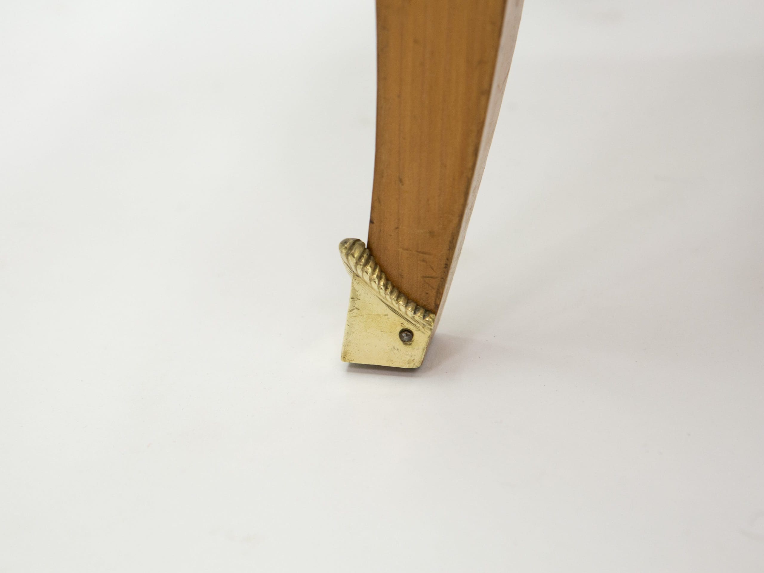 Paire de tables de chevet Art Déco en sycomore et laiton, Jean Pascaud