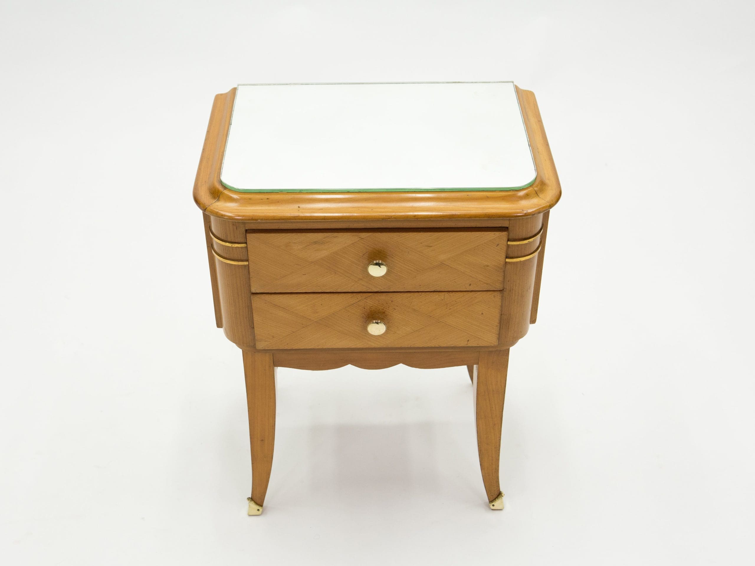 Paire de tables de chevet Art Déco en sycomore et laiton, Jean Pascaud