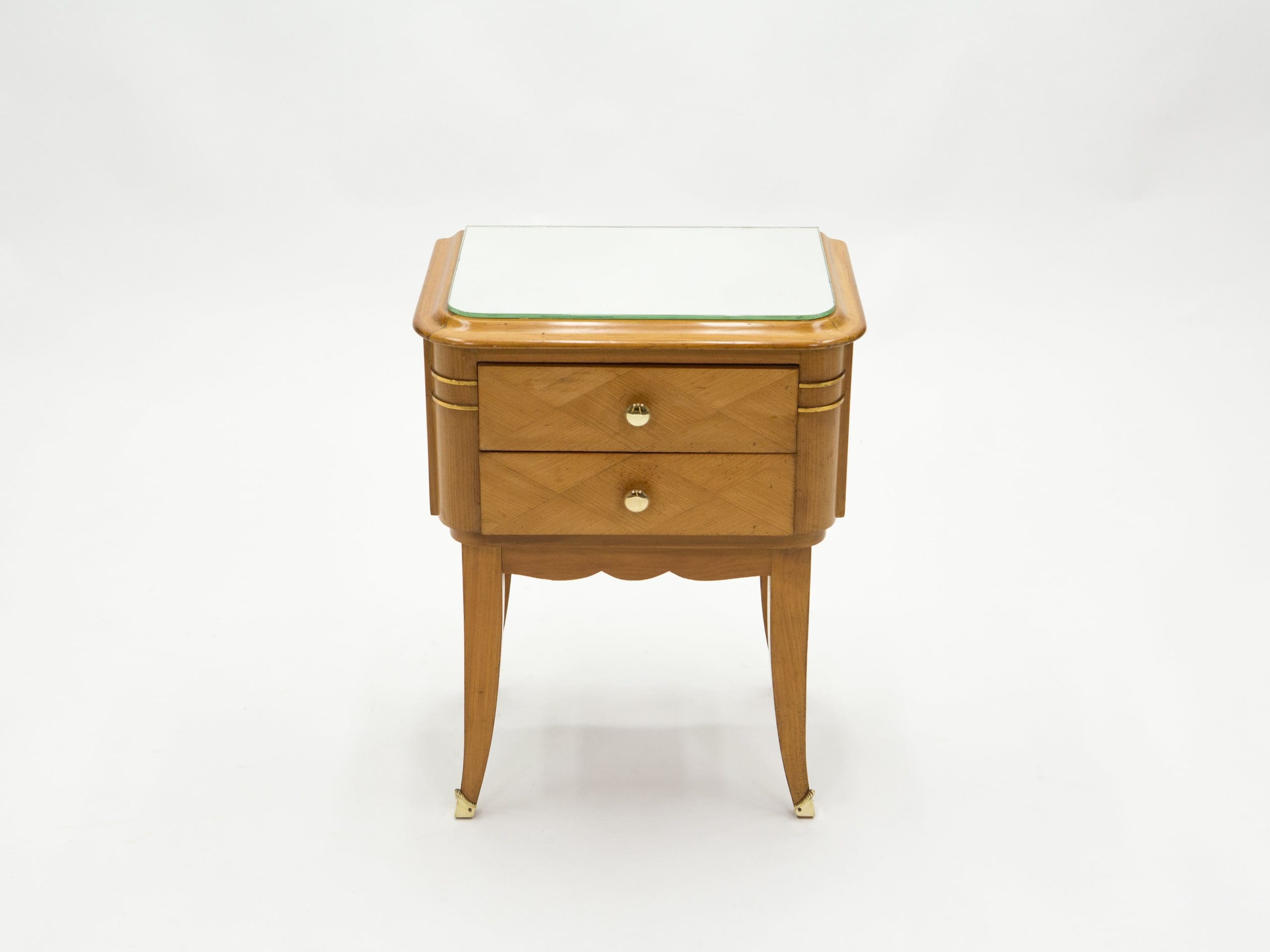 Paire de tables de chevet Art Déco en sycomore et laiton, Jean Pascaud