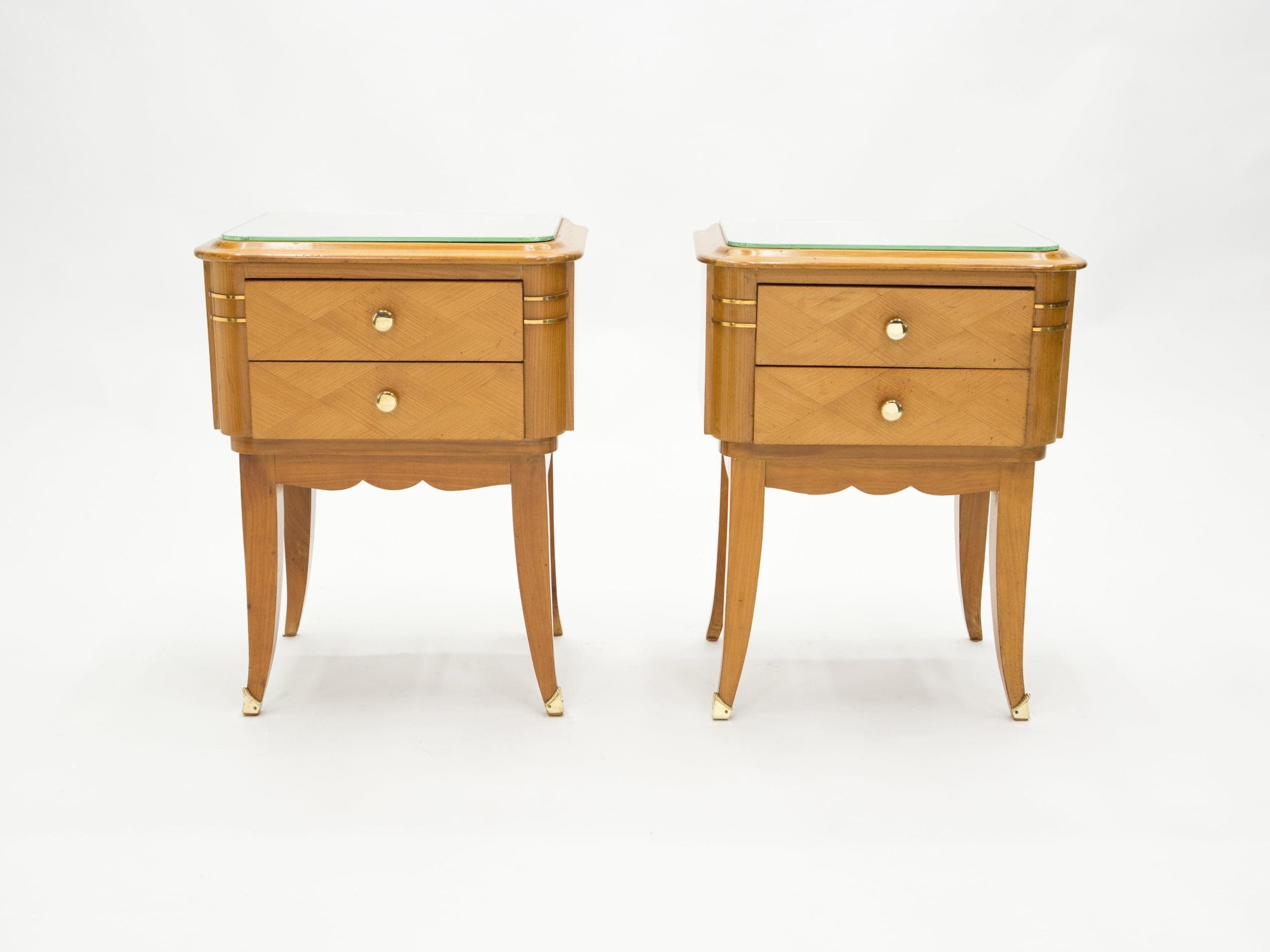 Paire de tables de chevet Art Déco en sycomore et laiton, Jean Pascaud
