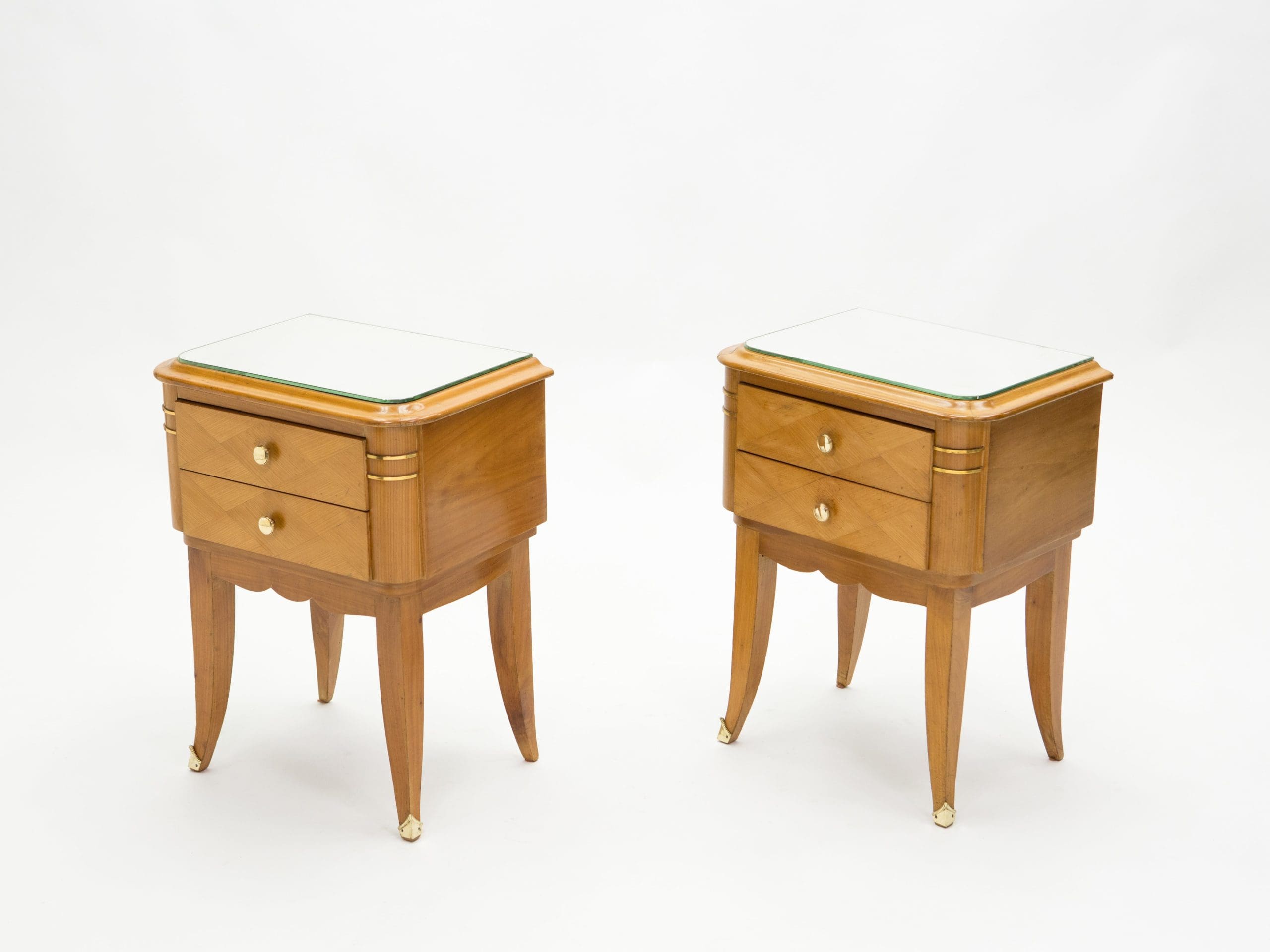 Paire de tables de chevet Art Déco en sycomore et laiton, Jean Pascaud