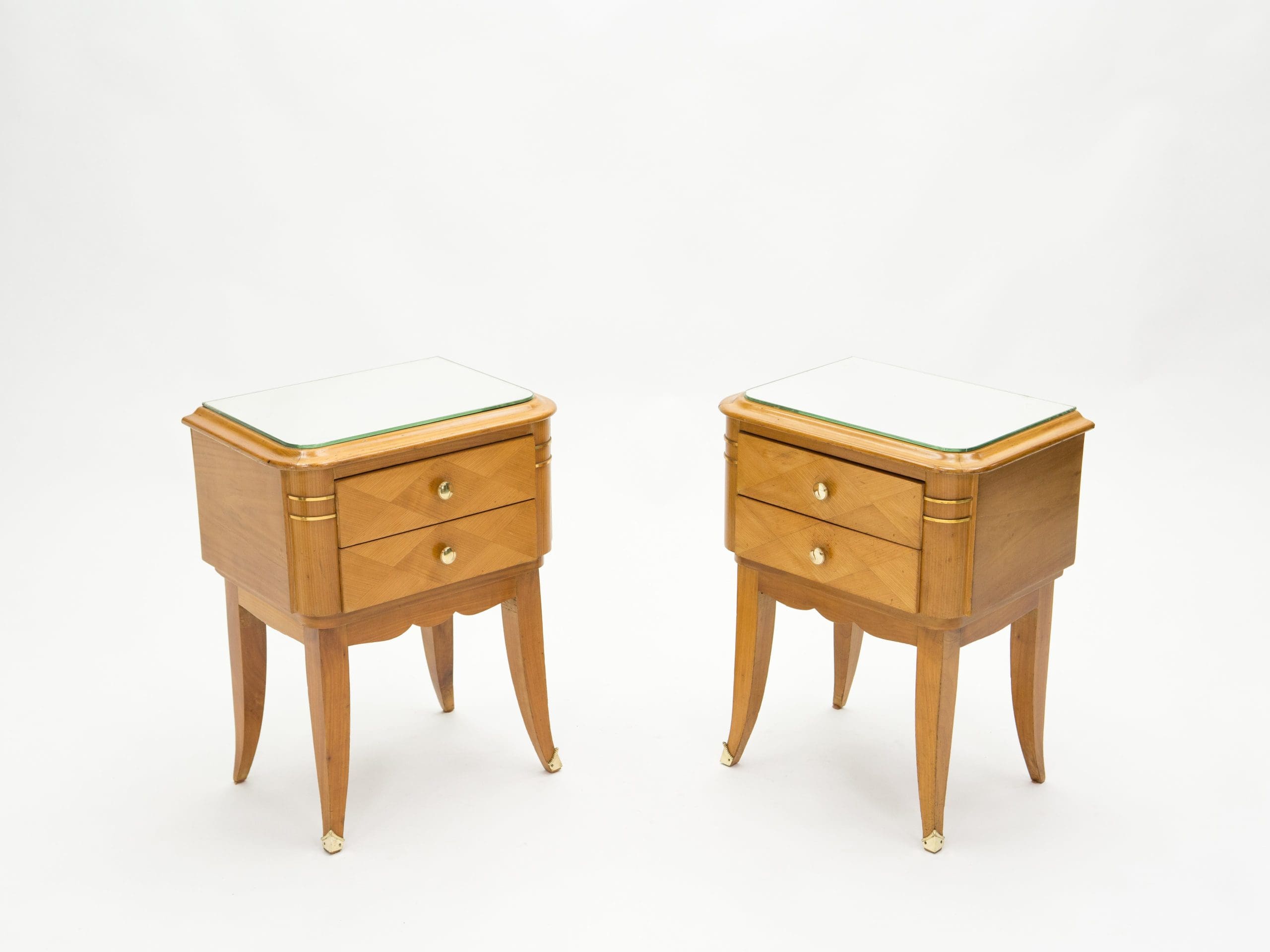 Paire de tables de chevet Art Déco en sycomore et laiton, Jean Pascaud