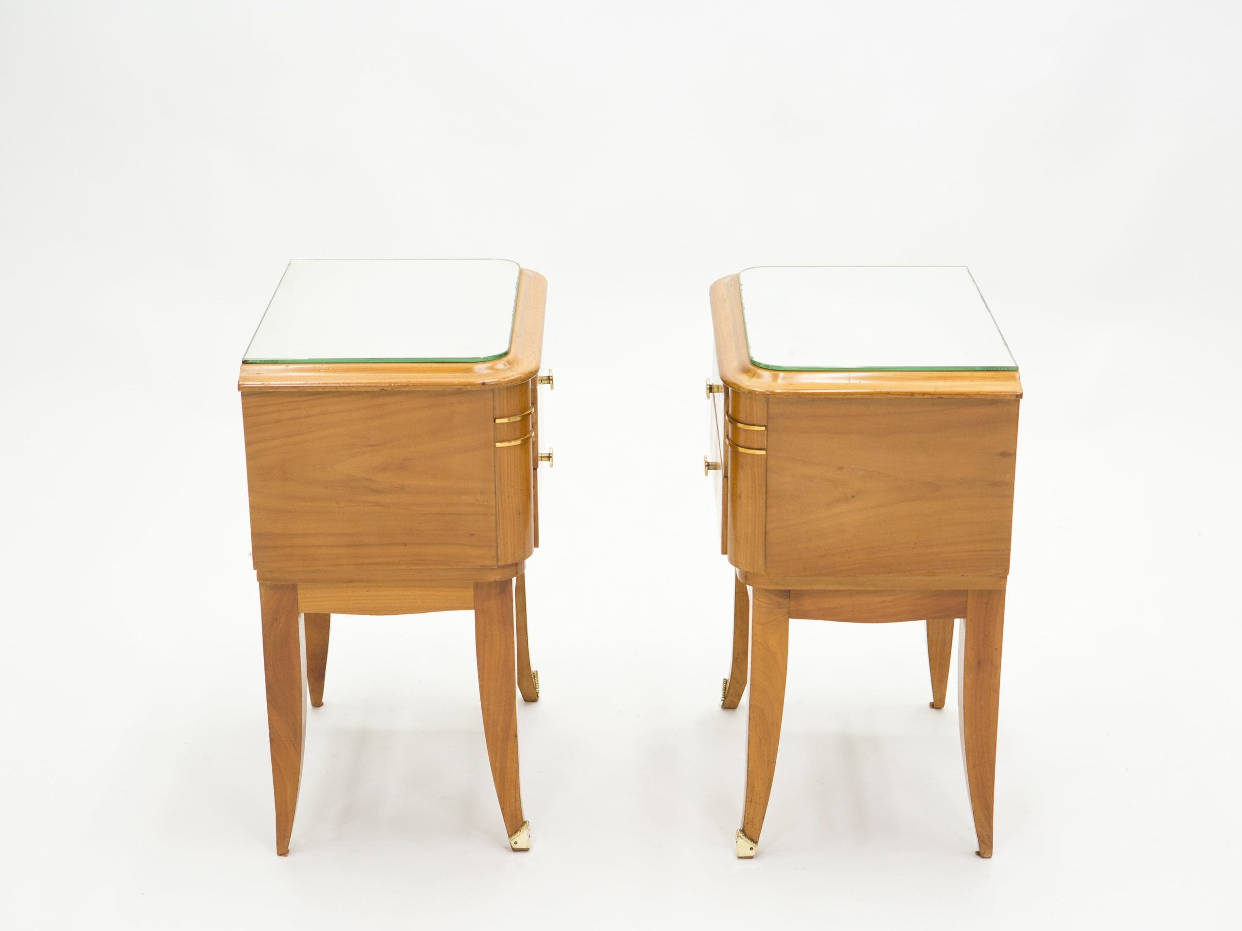 Paire de tables de chevet Art Déco en sycomore et laiton, Jean Pascaud