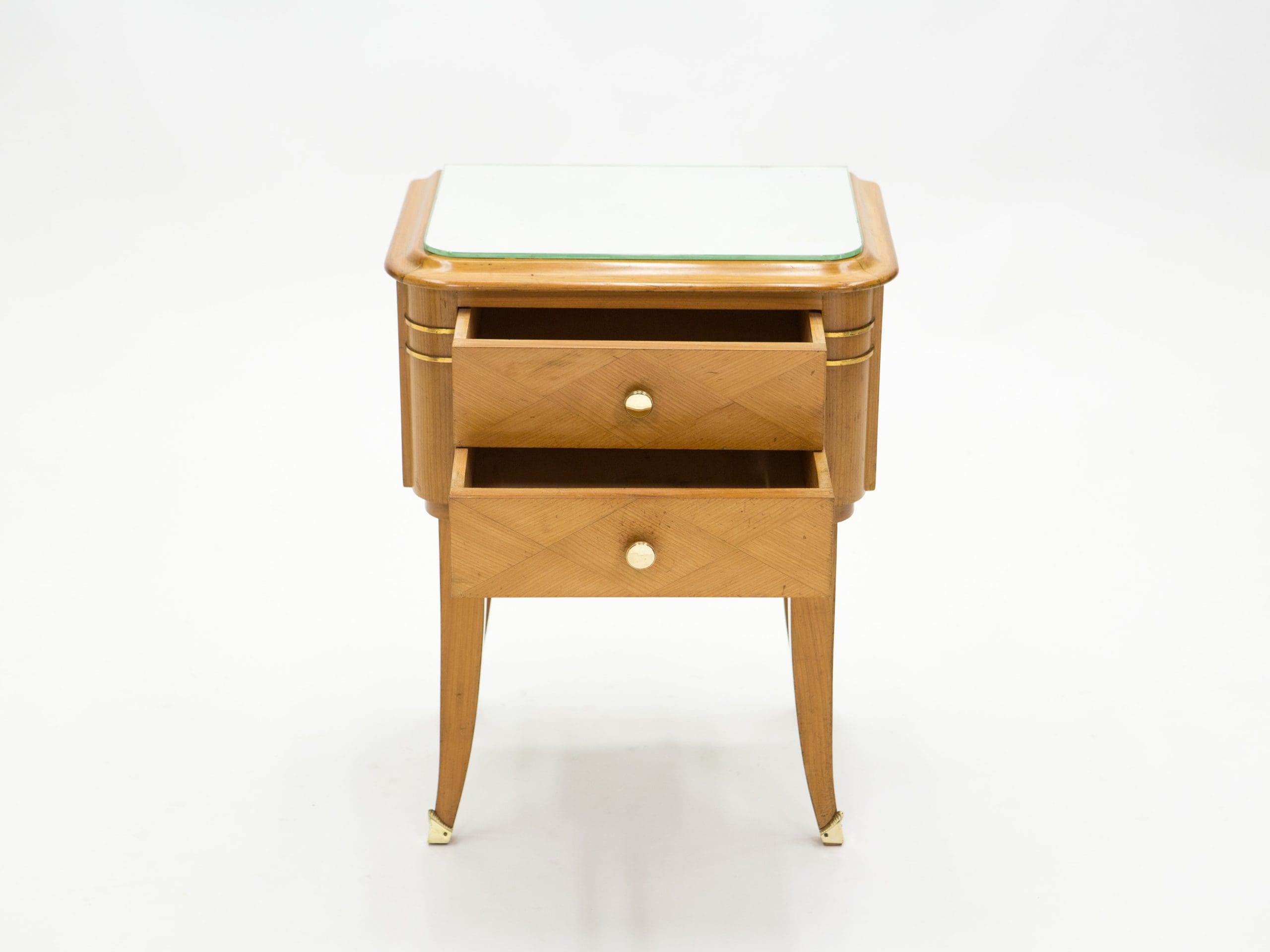 Paire de tables de chevet Art Déco en sycomore et laiton, Jean Pascaud