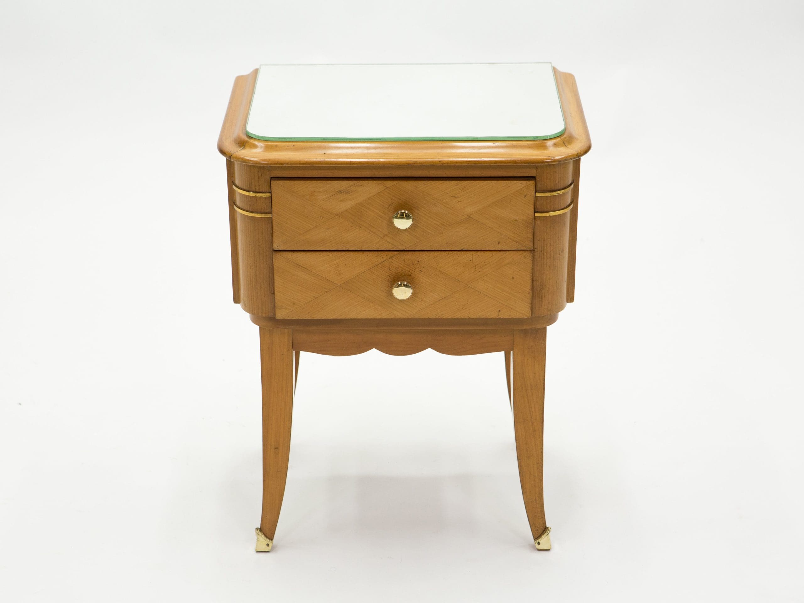 Paire de tables de chevet Art Déco en sycomore et laiton, Jean Pascaud