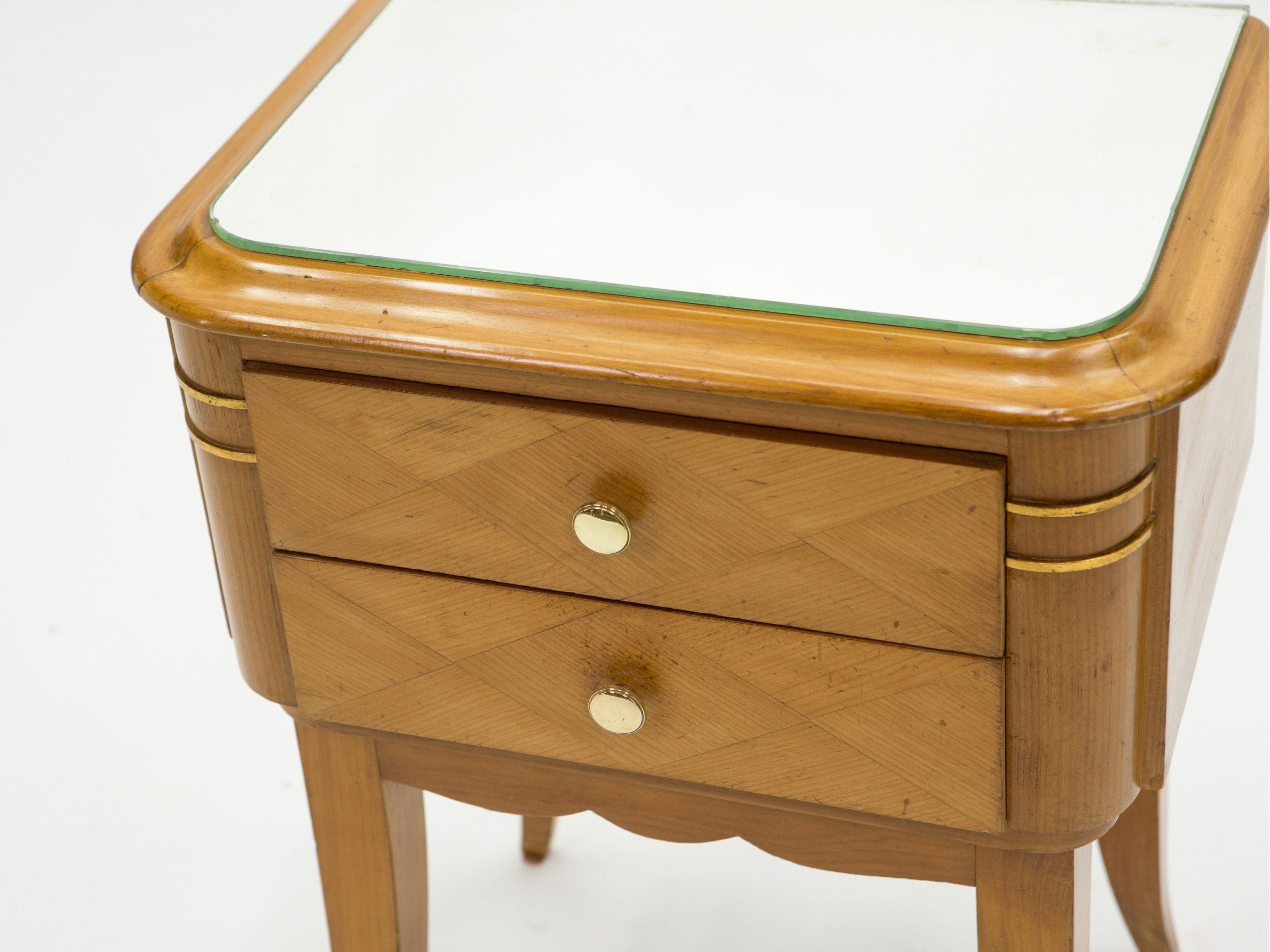 Paire de tables de chevet Art Déco en sycomore et laiton, Jean Pascaud